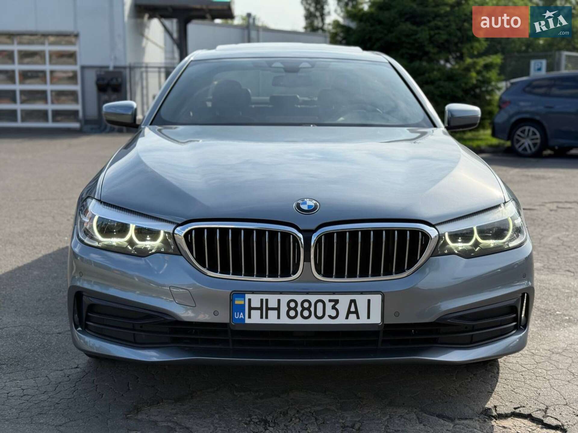 BMW 5 Series 2019 VIN WBAJA5C56KBX49041 фото оголошення 2 з 33