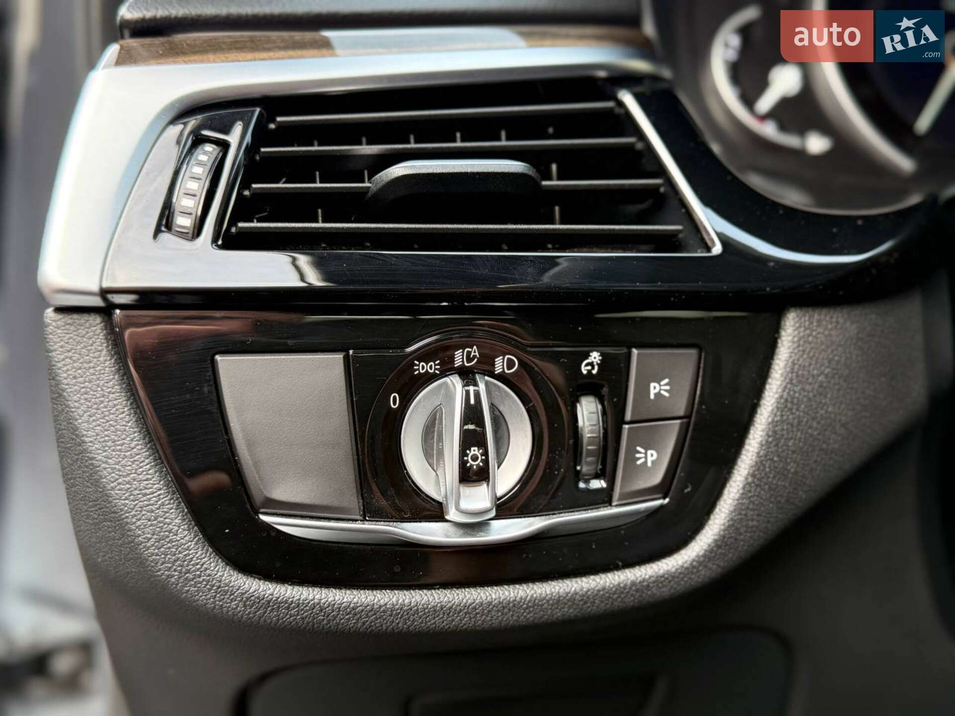 BMW 5 Series 2019 VIN WBAJA5C56KBX49041 фото оголошення 16 з 33