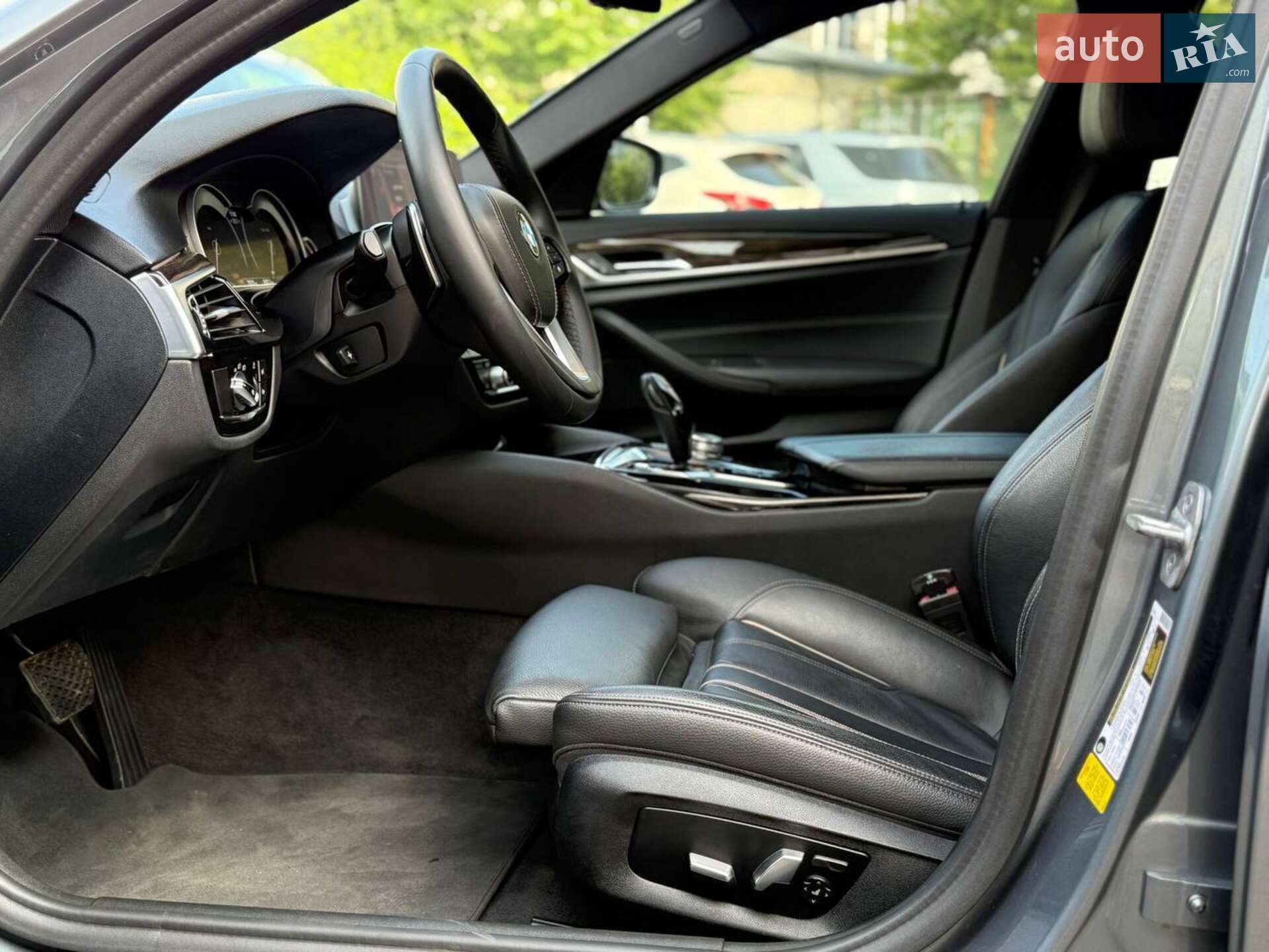 BMW 5 Series 2019 VIN WBAJA5C56KBX49041 фото оголошення 5 з 33