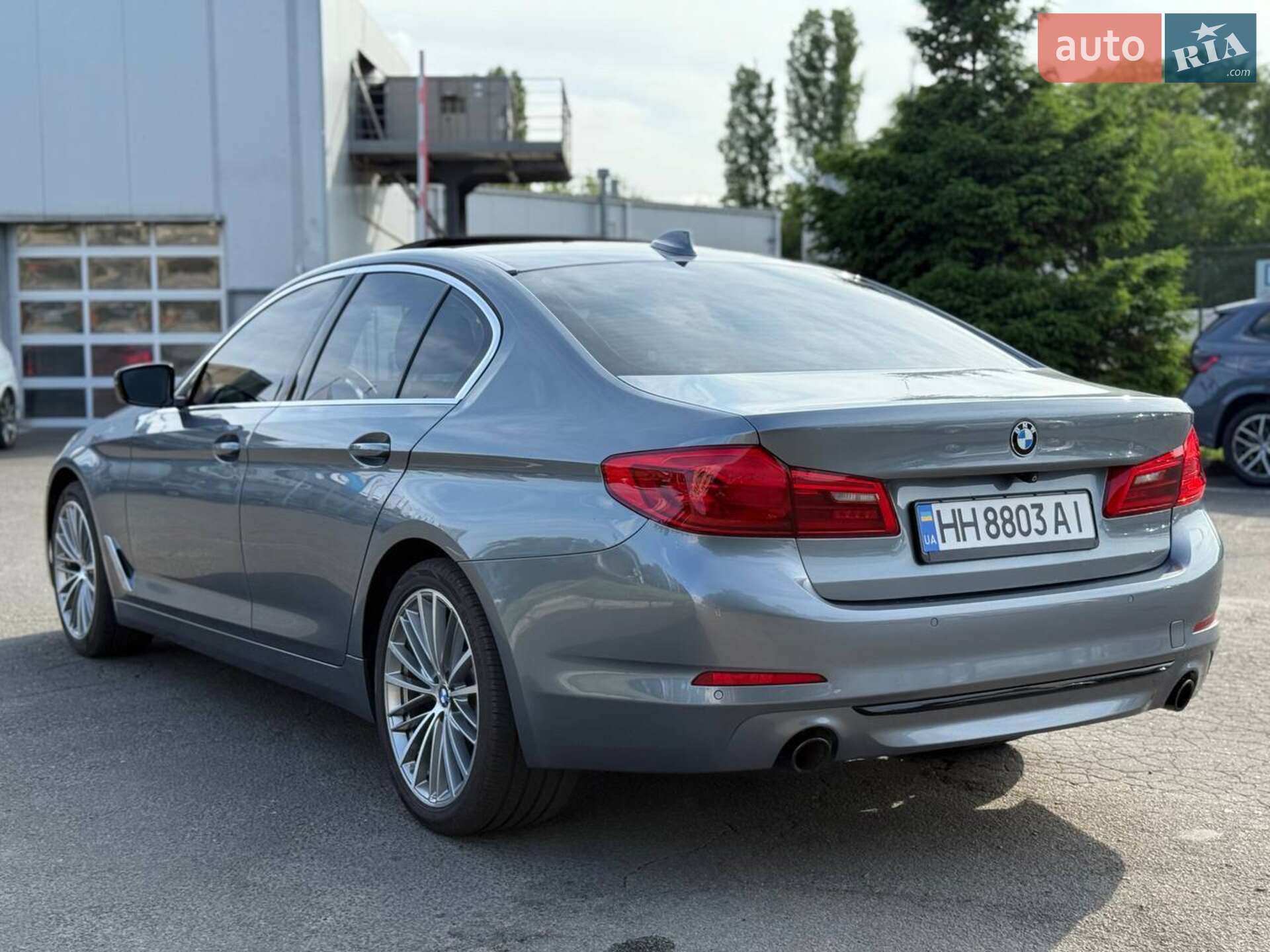 BMW 5 Series 2019 VIN WBAJA5C56KBX49041 фото оголошення 3 з 33