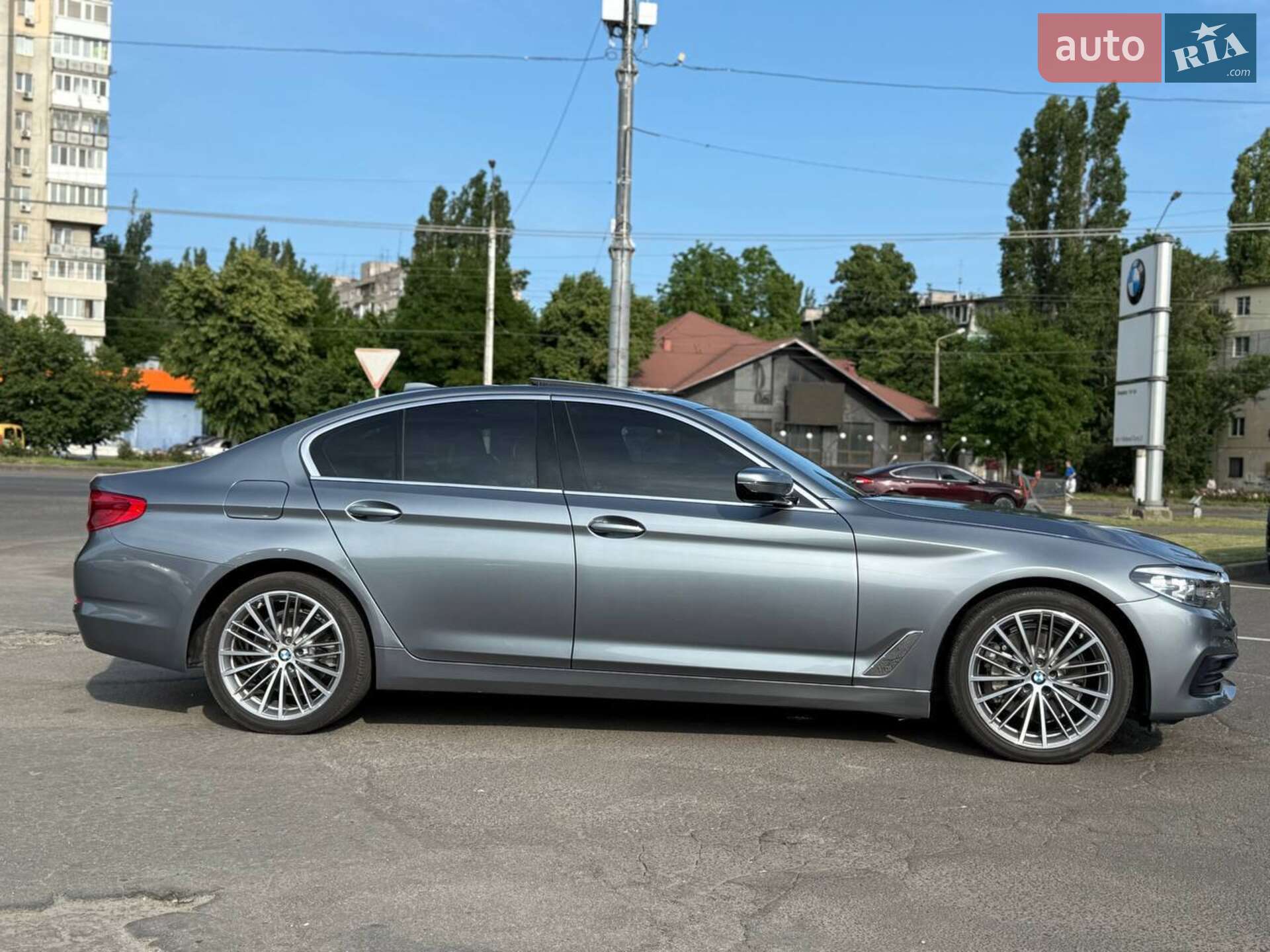 BMW 5 Series 2019 VIN WBAJA5C56KBX49041 фото оголошення 12 з 33
