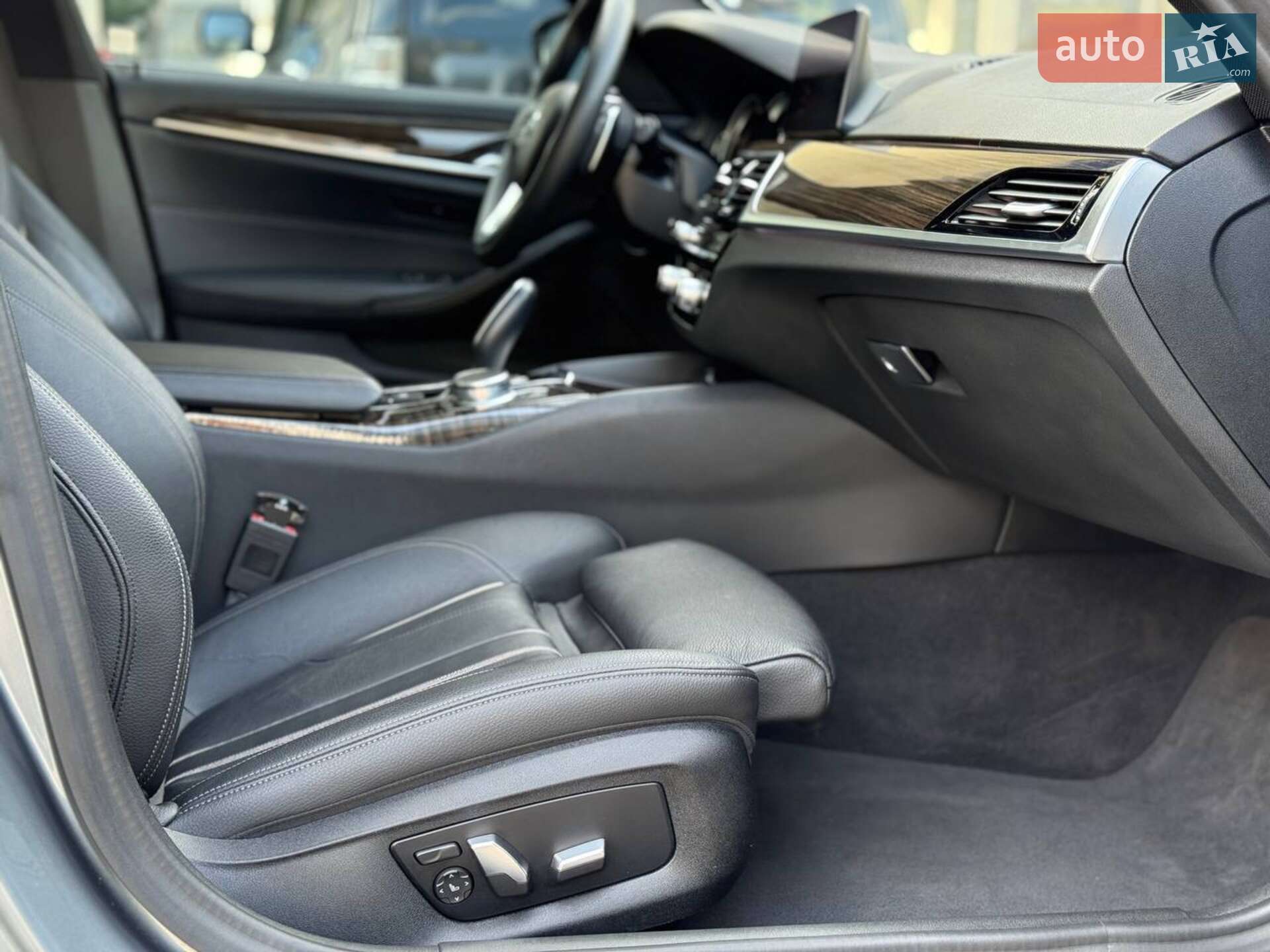 BMW 5 Series 2019 VIN WBAJA5C56KBX49041 фото оголошення 6 з 33