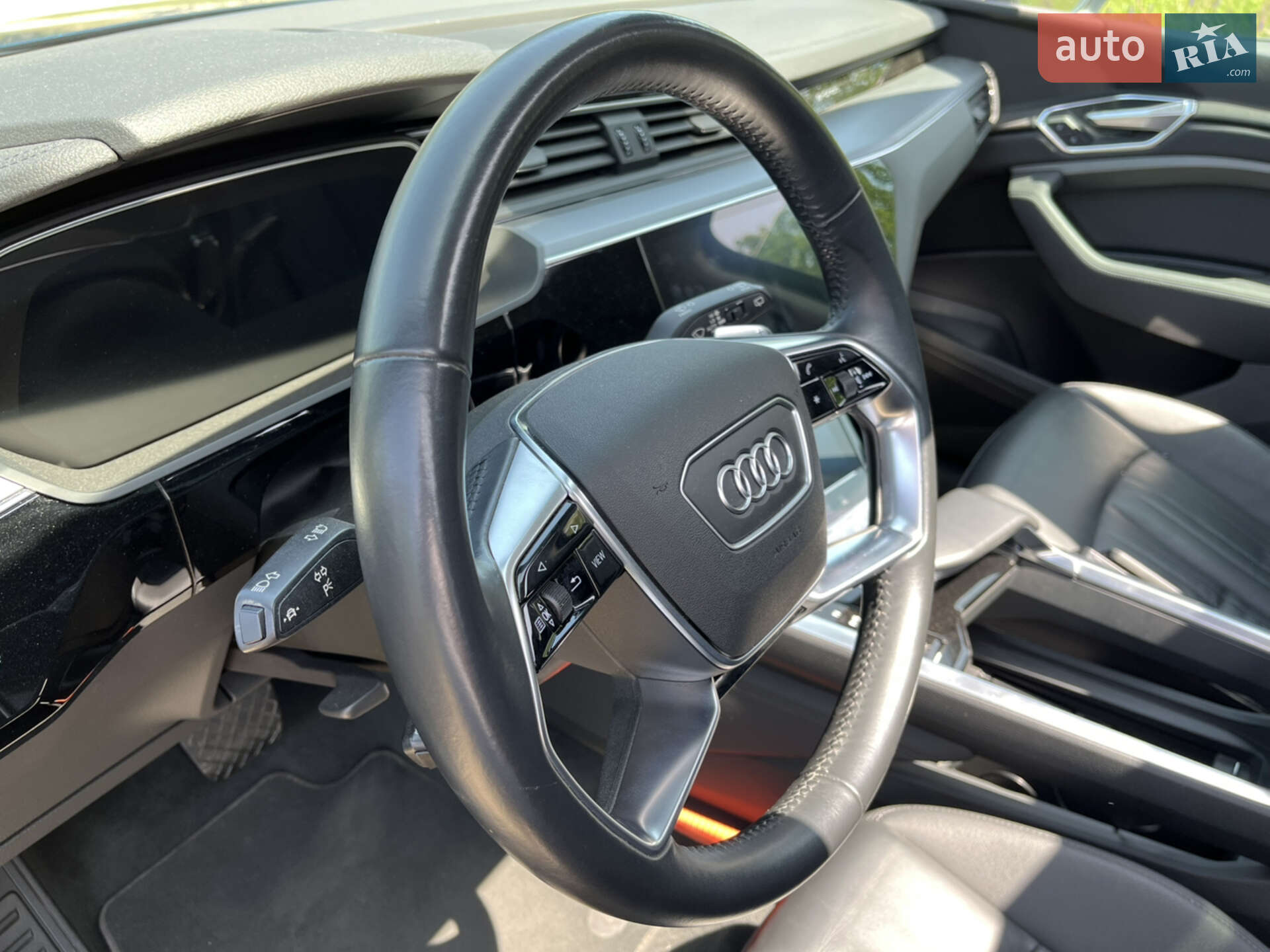 Audi e-tron 2019 VIN WAUZZZGE5LB016512 фото оголошення 41 з 130