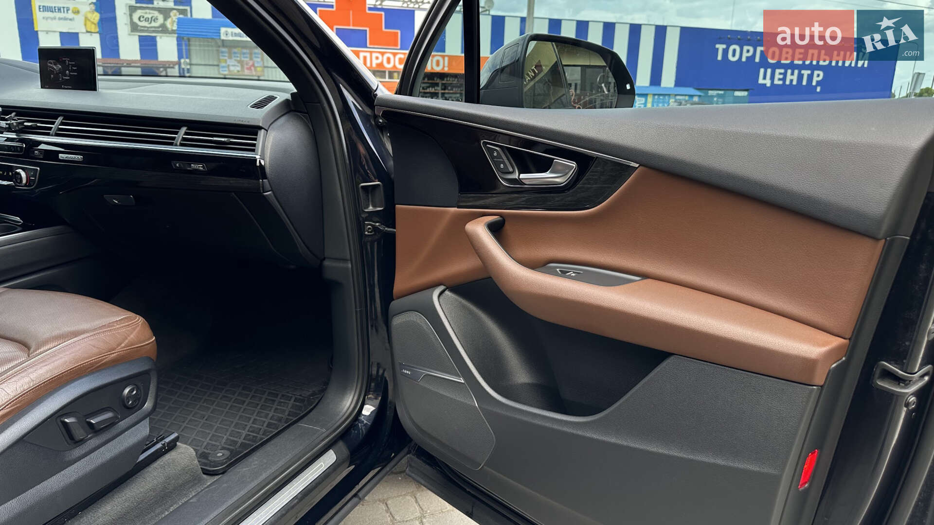 Audi Q7 2016 VIN WA1VAAF71HD032743 фото оголошення 48 з 63