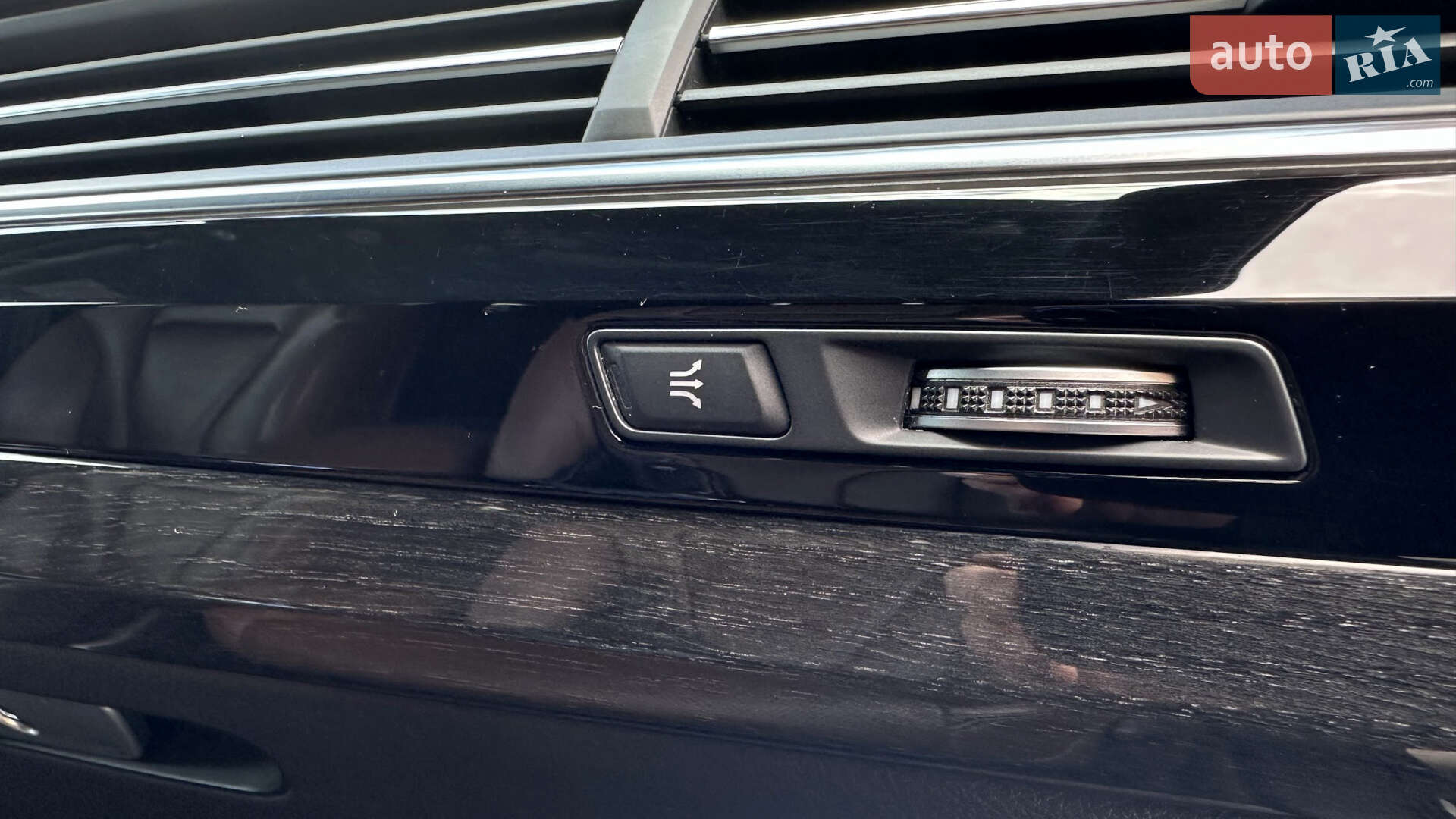 Audi Q7 2016 VIN WA1VAAF71HD032743 фото оголошення 28 з 63