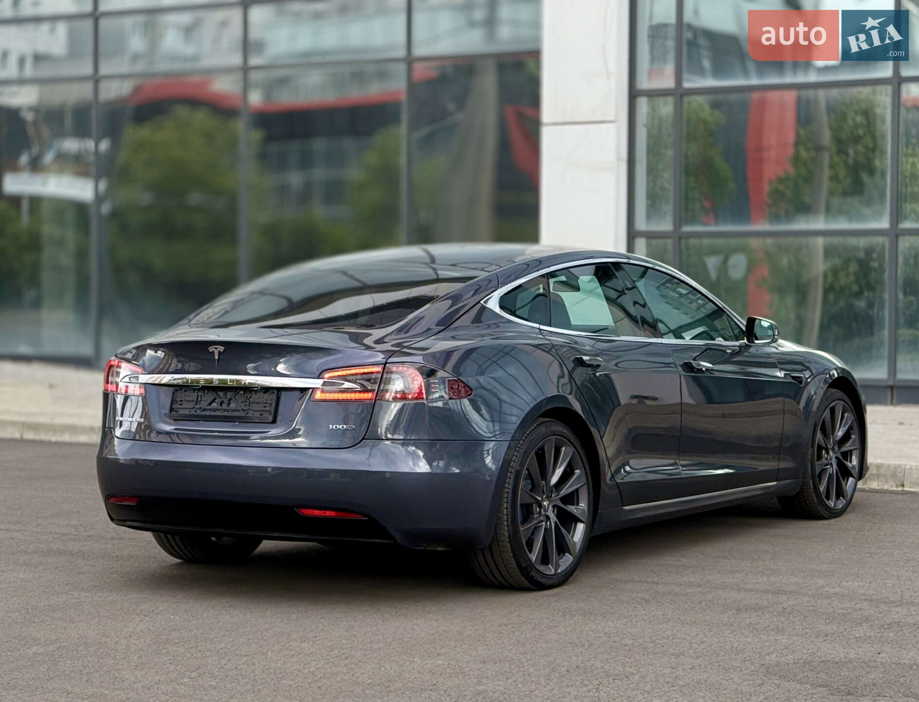 Tesla Model S 2018 VIN 5YJSA1E20JF292029 фото оголошення 8 з 19