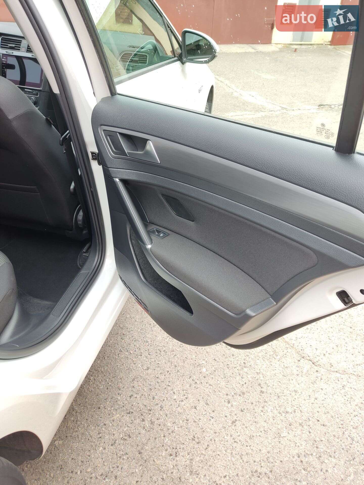 Volkswagen e-Golf 2017 VIN WVWZZZAUZJ8900710 фото оголошення 17 з 26