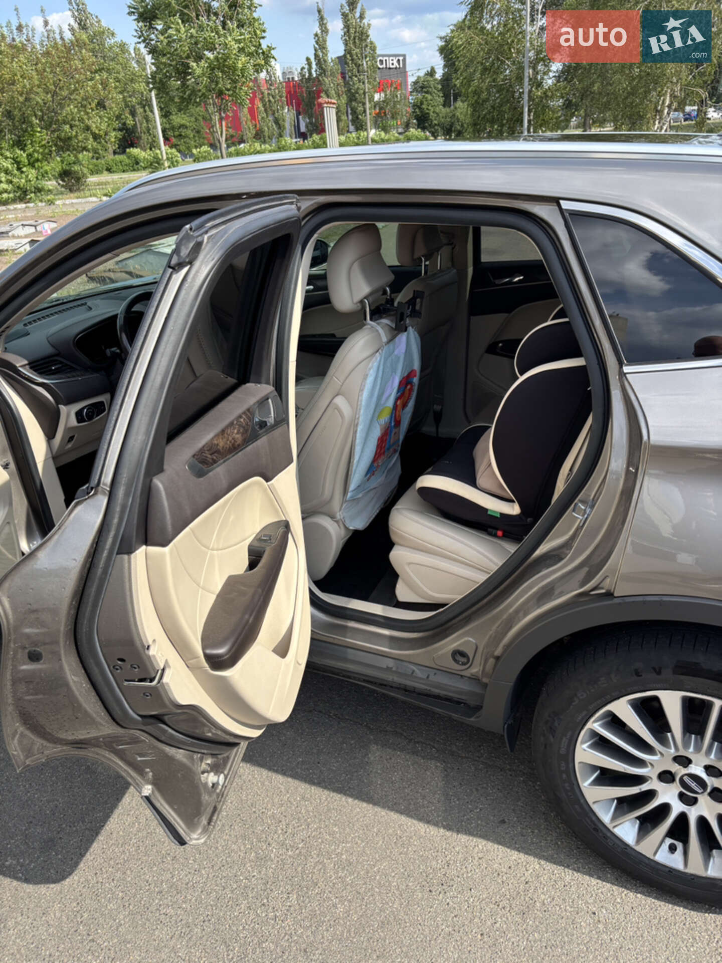 Lincoln MKC 2017 VIN 5LMCJ3D93HUL51549 фото оголошення 12 з 18