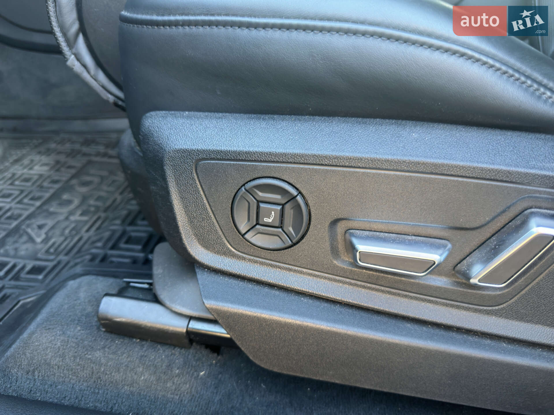 Audi e-tron 2019 VIN WAUZZZGE9KB016138 фото оголошення 9 з 33