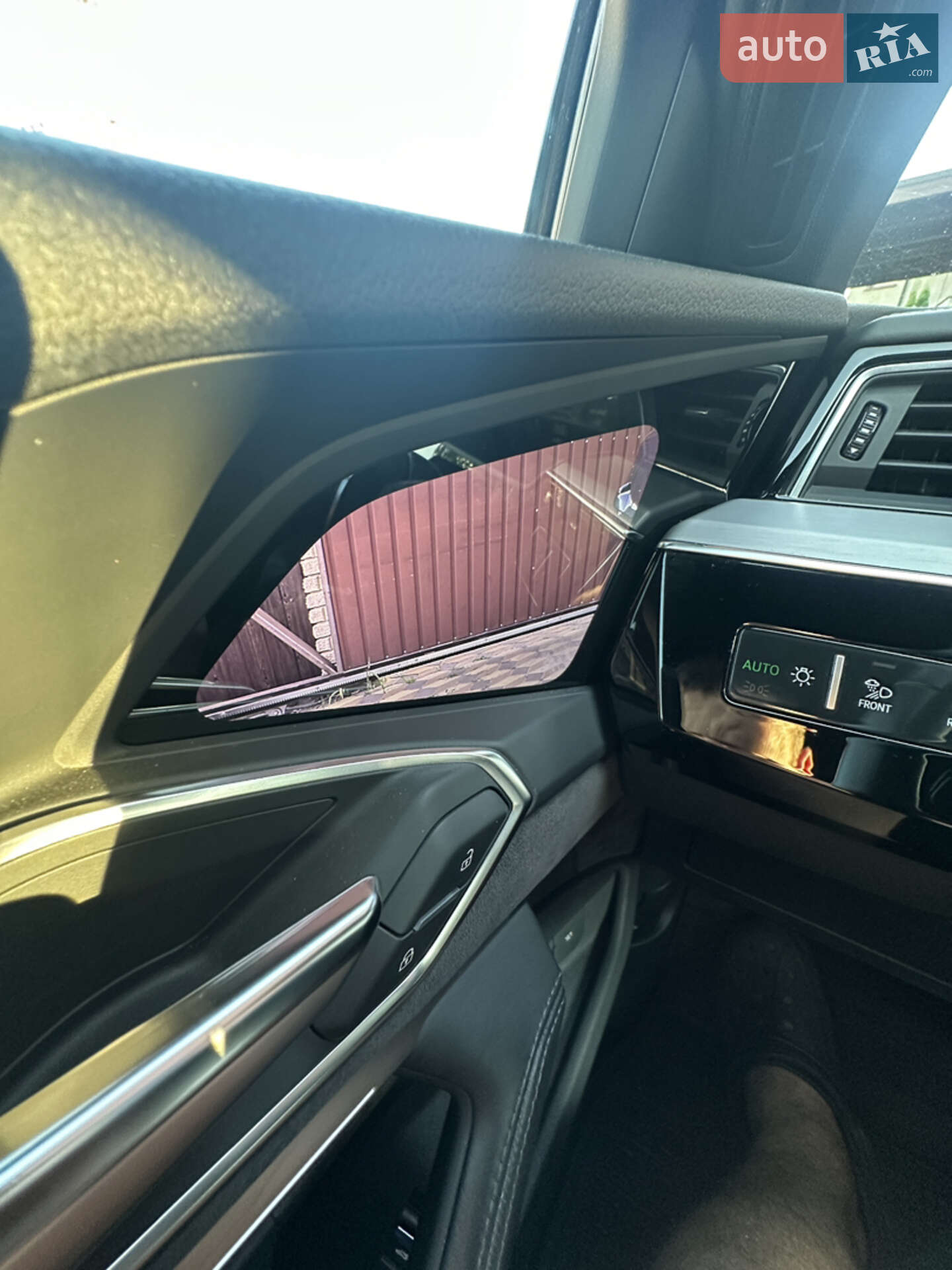 Audi e-tron 2019 VIN WAUZZZGE9KB016138 фото оголошення 12 з 33