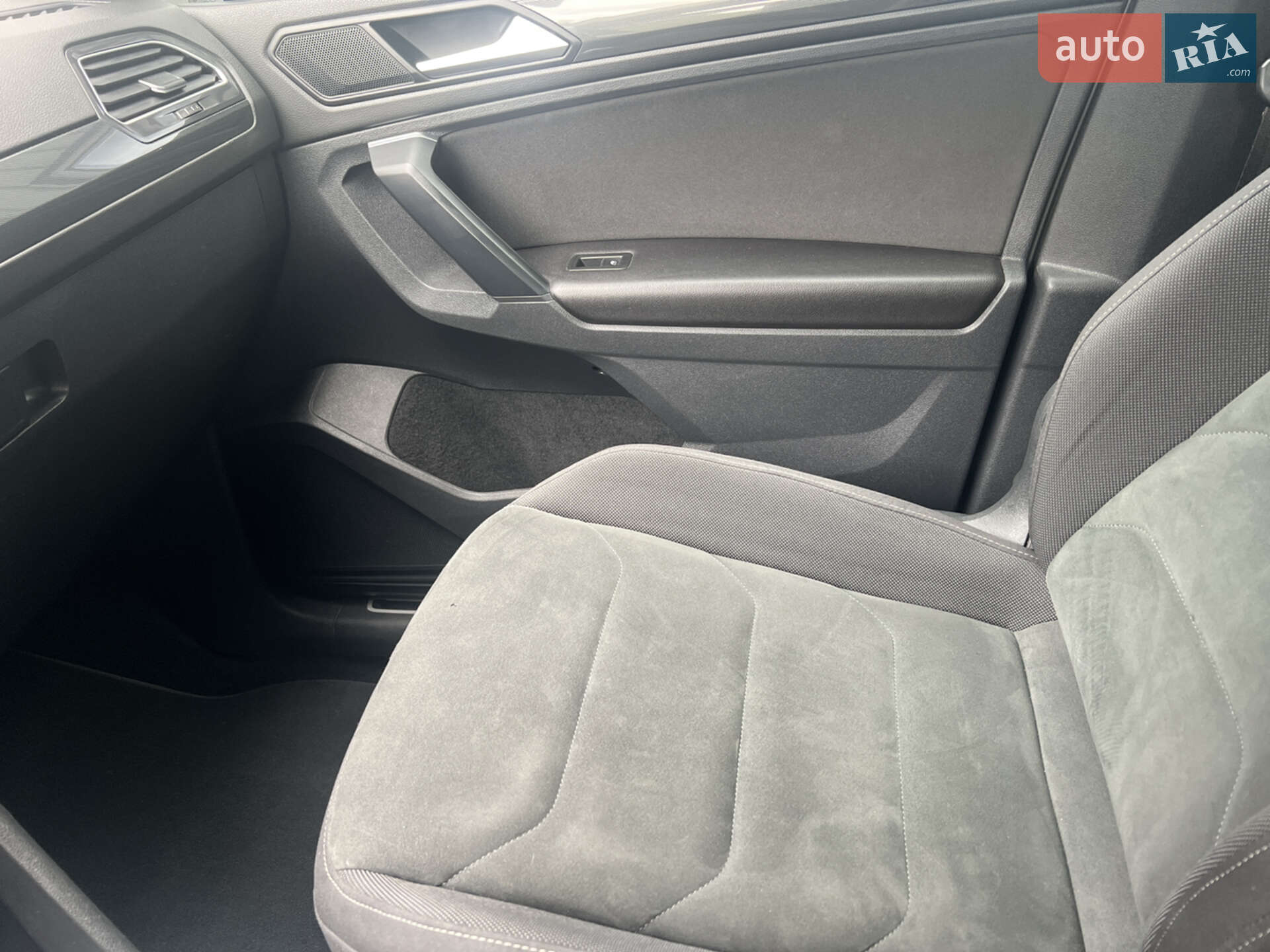 Volkswagen Tiguan 2019 VIN WVGZZZ5NZKW973418 фото оголошення 14 з 30