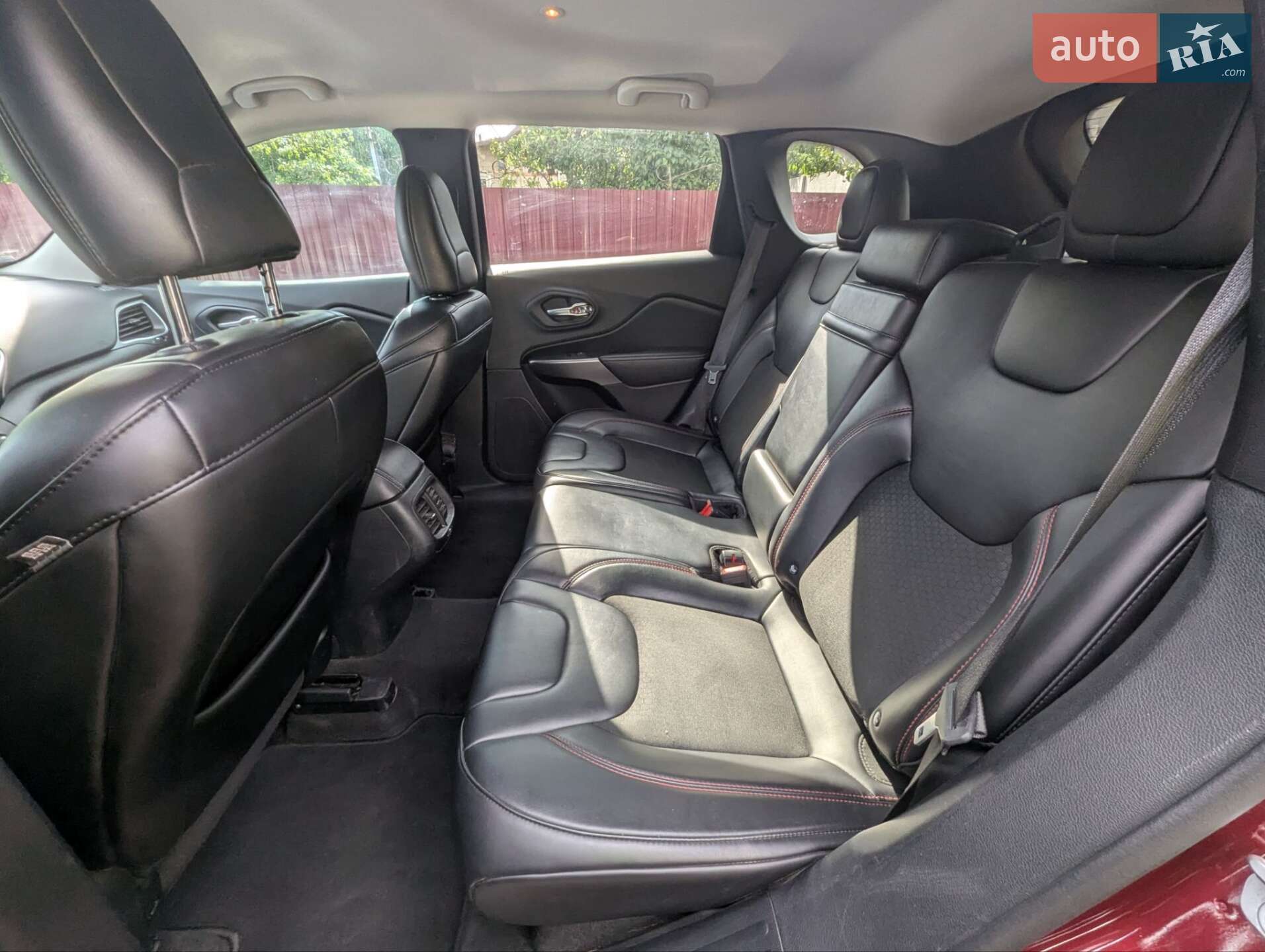 Jeep Cherokee 2019 VIN 1C4PJLCB3KD490455 фото оголошення 3 з 21