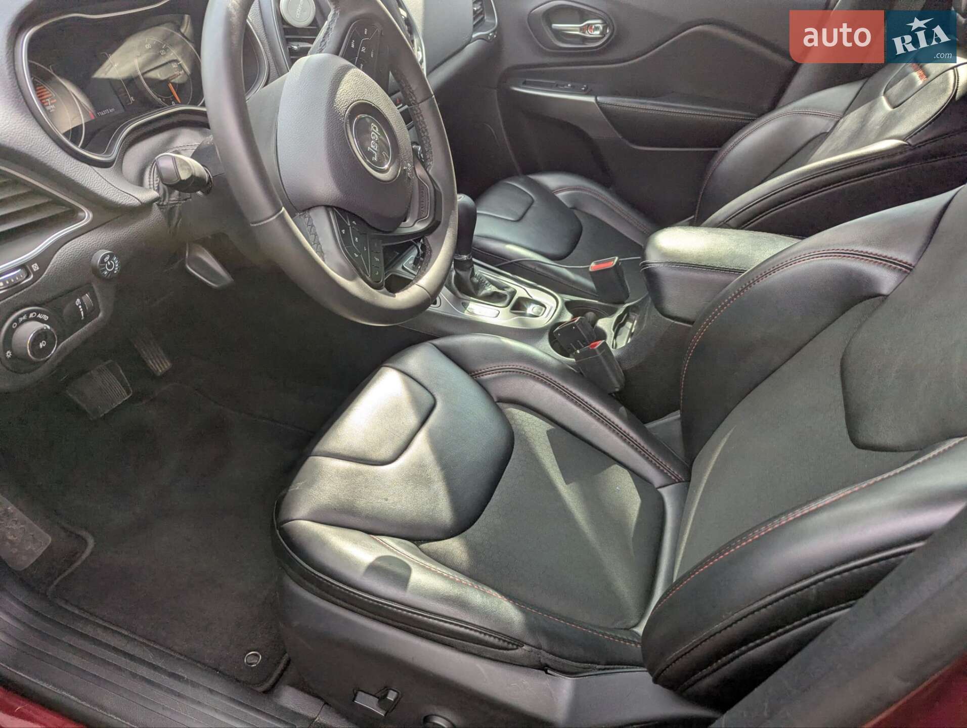 Jeep Cherokee 2019 VIN 1C4PJLCB3KD490455 фото оголошення 4 з 21