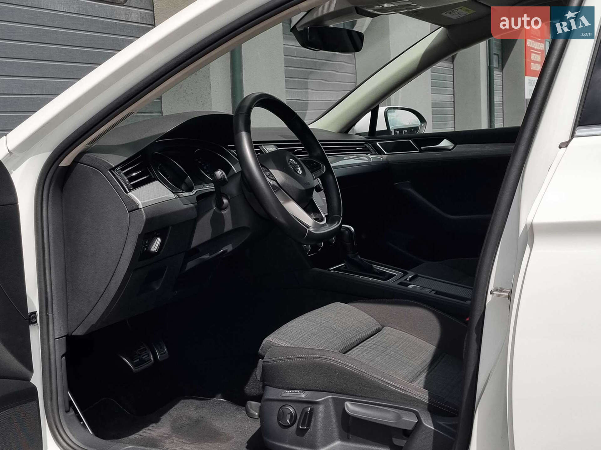 Volkswagen Passat 2019 VIN WVWZZZ3CZLE011923 фото оголошення 24 з 48