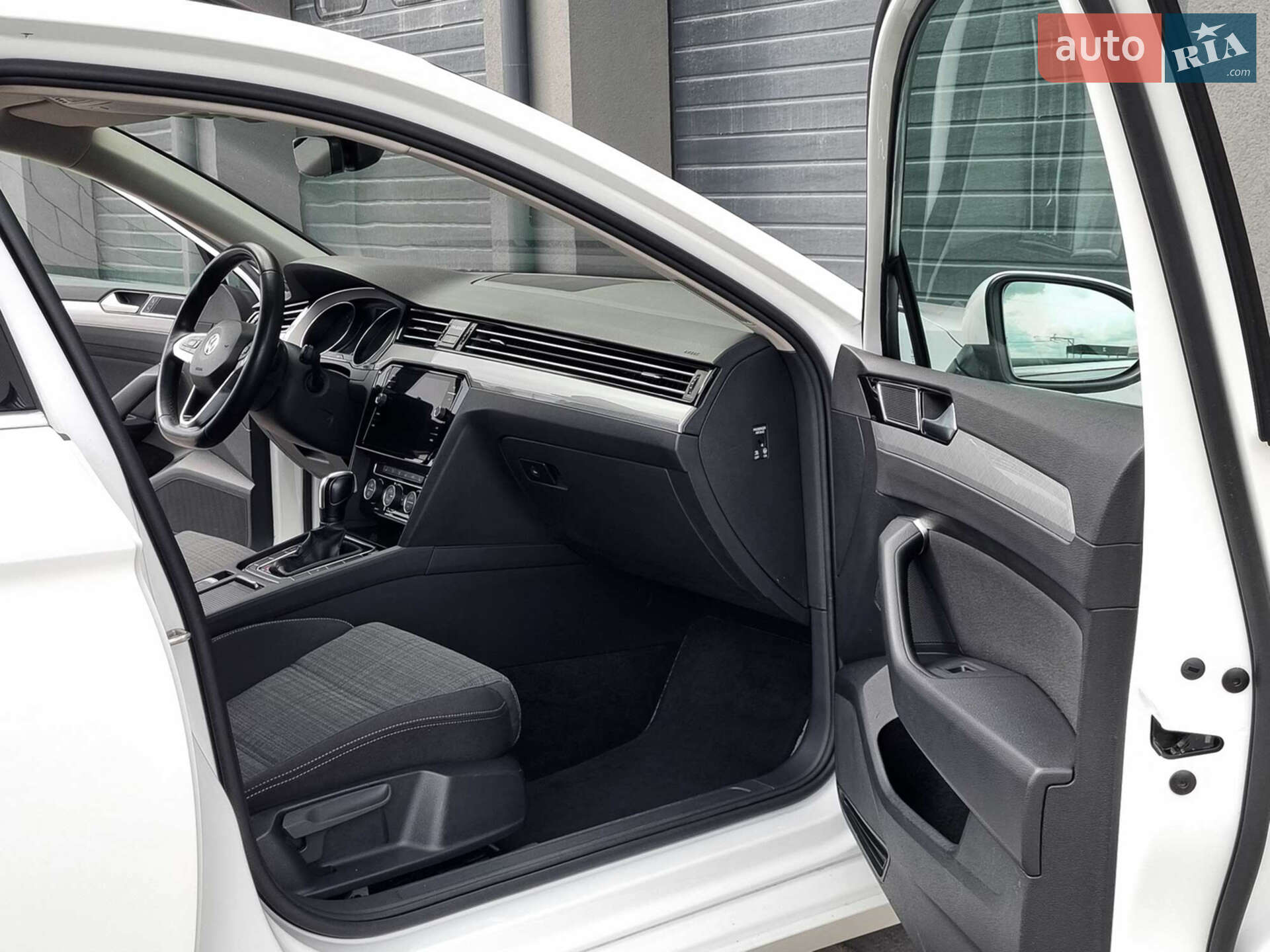 Volkswagen Passat 2019 VIN WVWZZZ3CZLE011923 фото оголошення 25 з 48