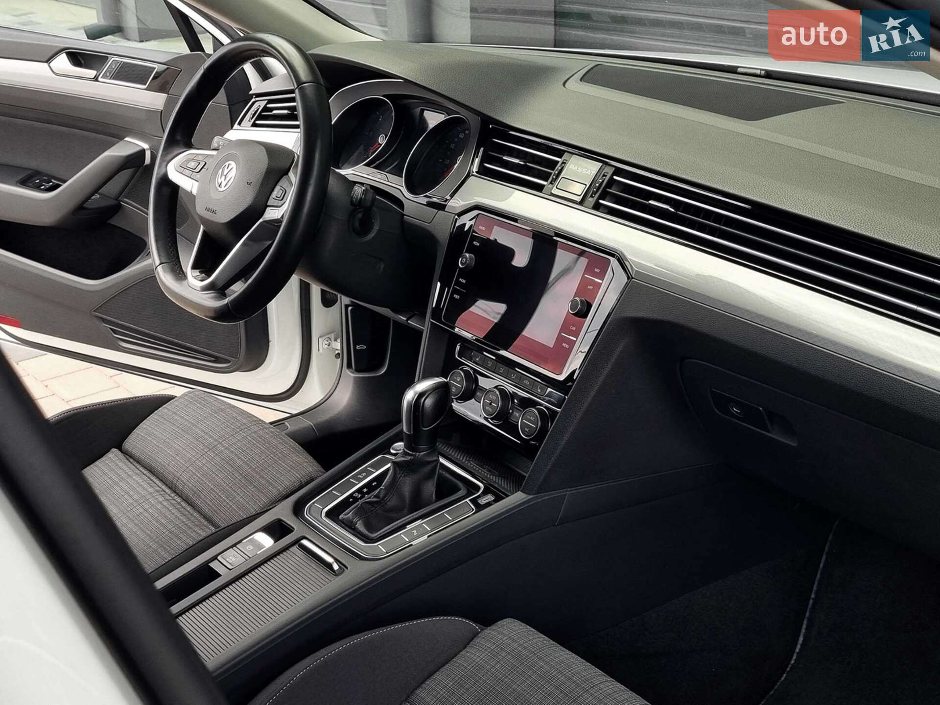 Volkswagen Passat 2019 VIN WVWZZZ3CZLE011923 фото оголошення 27 з 48