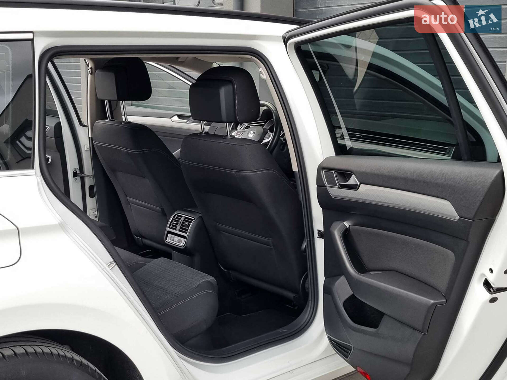 Volkswagen Passat 2019 VIN WVWZZZ3CZLE011923 фото оголошення 31 з 48