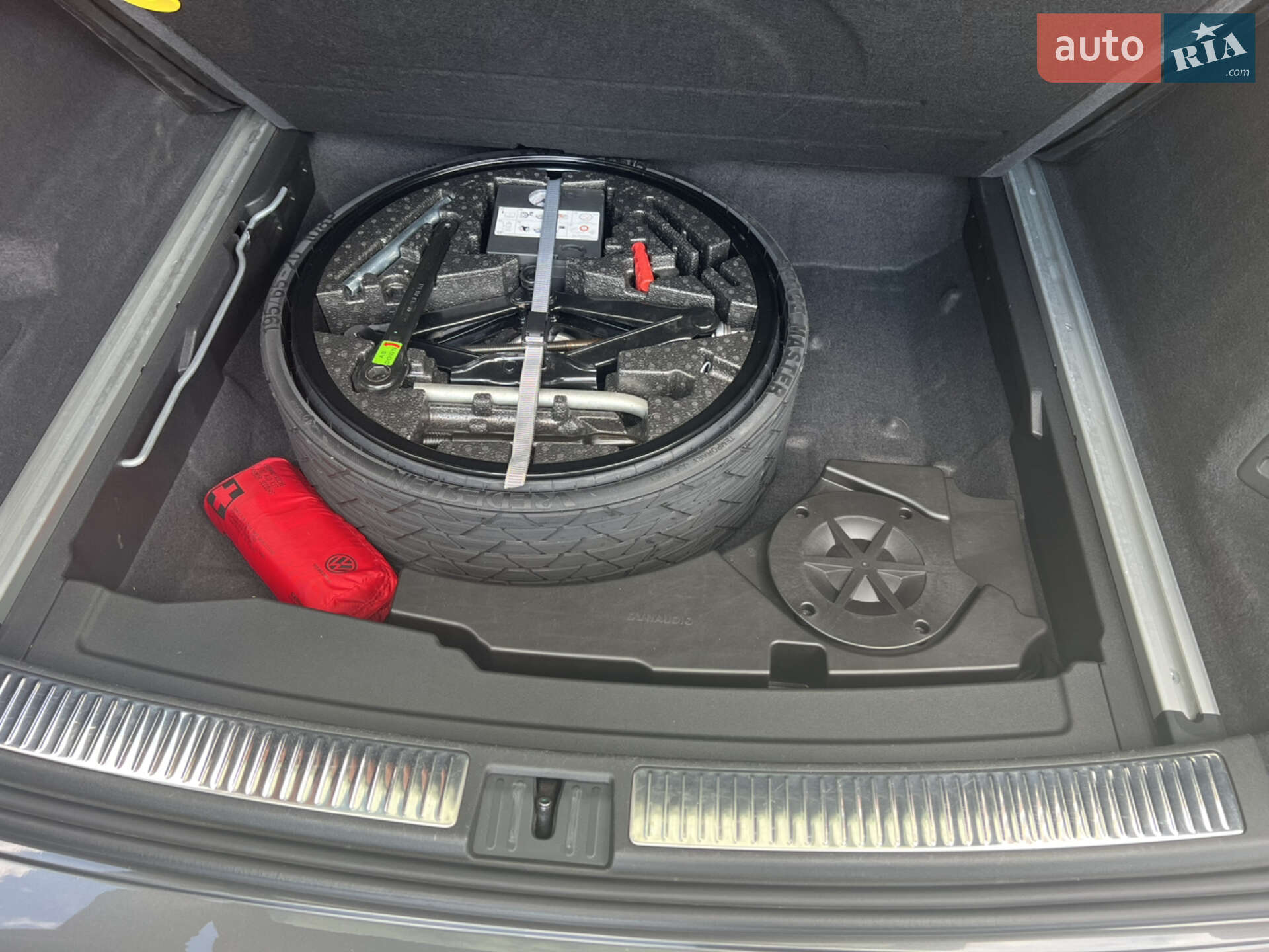Volkswagen Touareg 2019 VIN WVGZZZCRZKD033753 фото оголошення 9 з 19