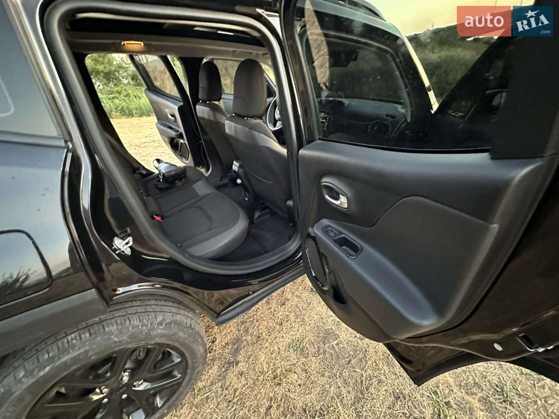 Jeep Renegade 2018 VIN 1C4BU0000JPG82063 фото оголошення 12 з 27