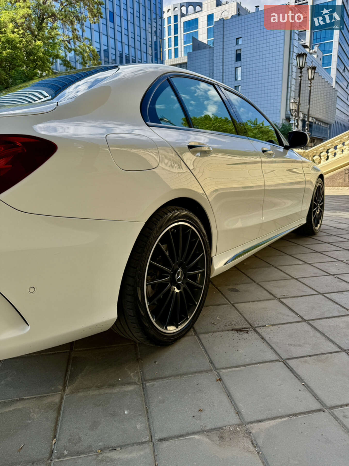 Mercedes-Benz C-Class 2018 VIN WDDWF4HB6JR417891 фото оголошення 17 з 52