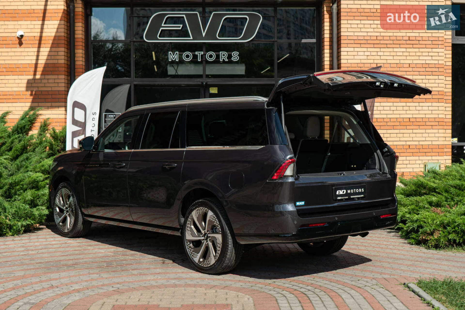 Lincoln Navigator 2025 VIN 5LMJJ3TG6SEL07134 фото оголошення 12 з 60