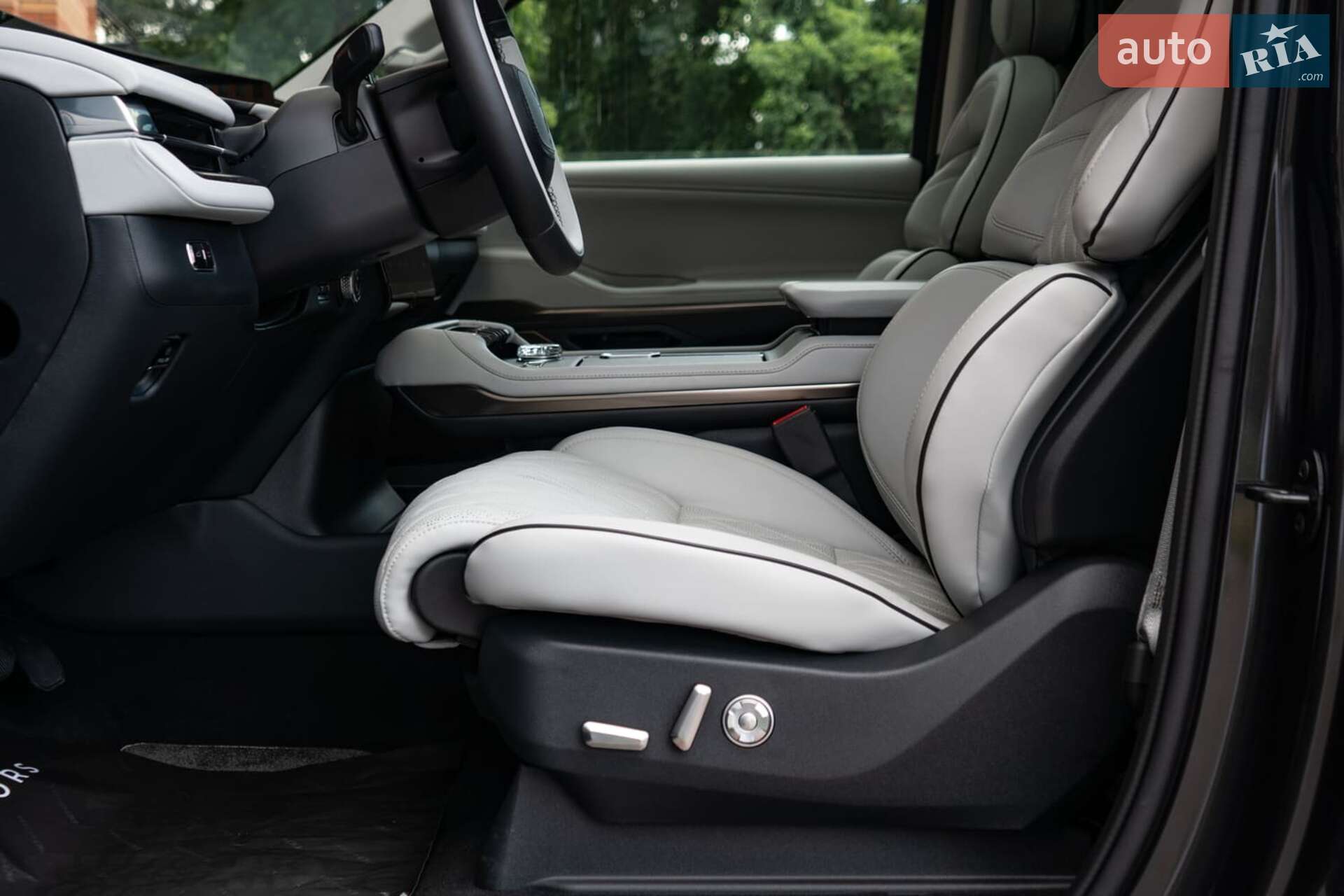 Lincoln Navigator 2025 VIN 5LMJJ3TG6SEL07134 фото оголошення 33 з 60