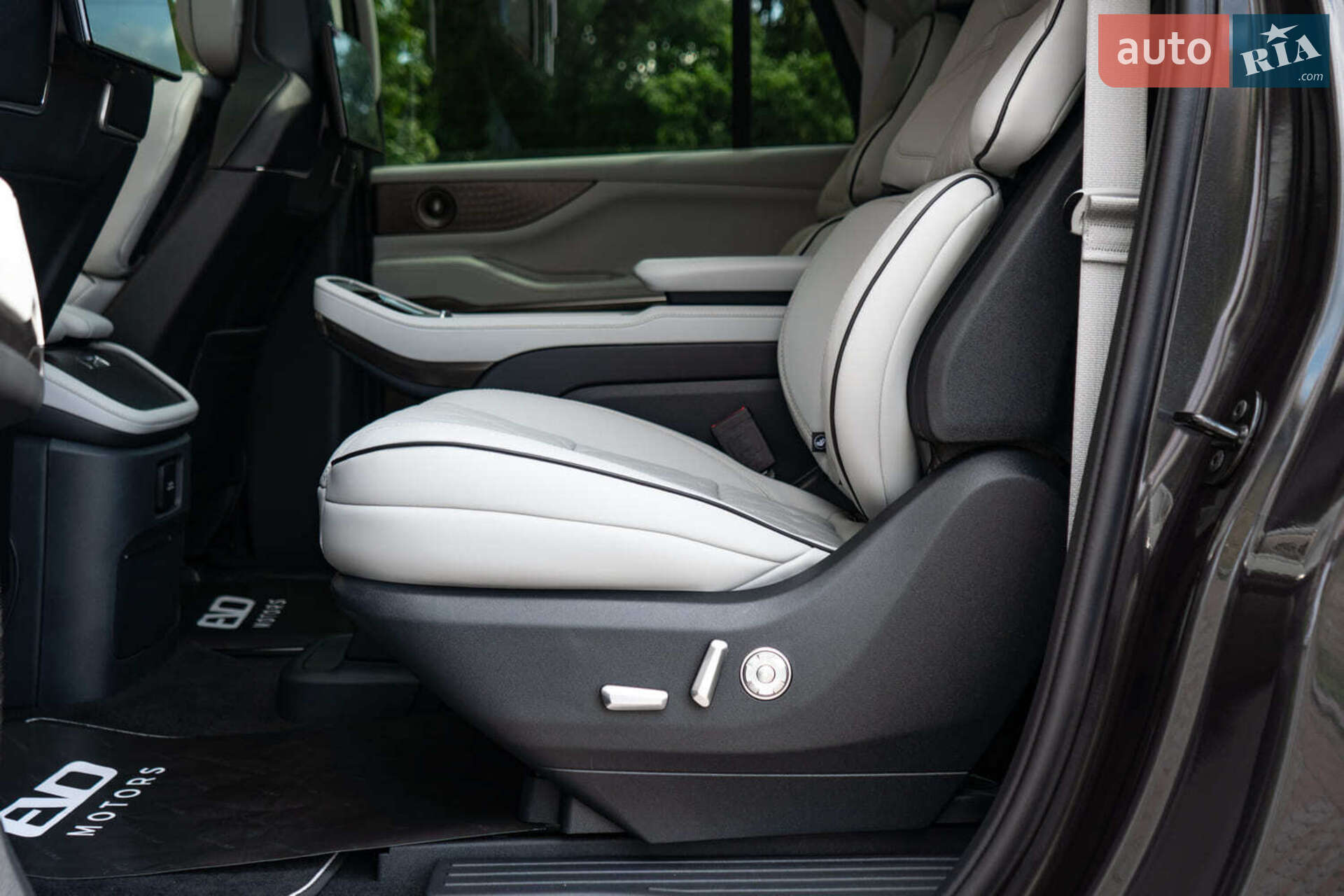 Lincoln Navigator 2025 VIN 5LMJJ3TG6SEL07134 фото оголошення 47 з 60