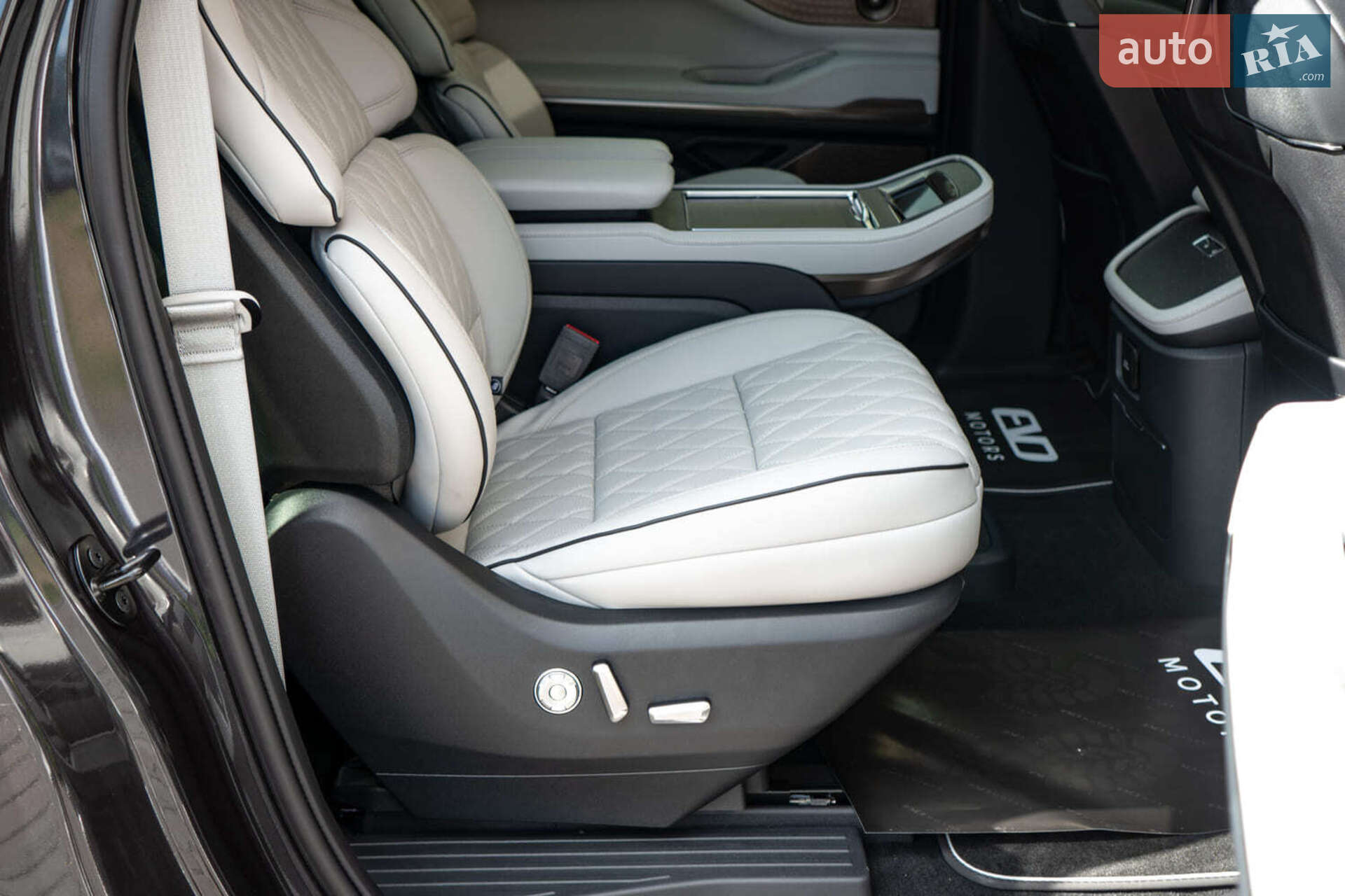 Lincoln Navigator 2025 VIN 5LMJJ3TG6SEL07134 фото оголошення 52 з 60