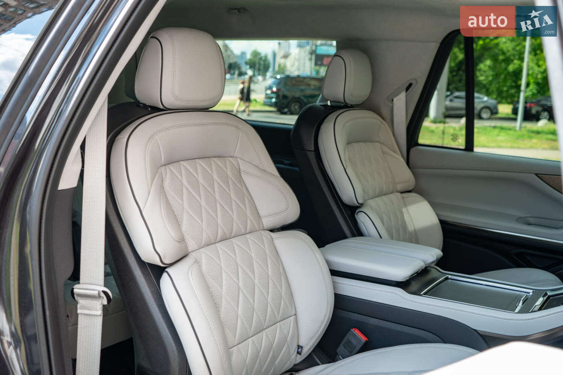 Lincoln Navigator 2025 VIN 5LMJJ3TG6SEL07134 фото оголошення 2 з 60