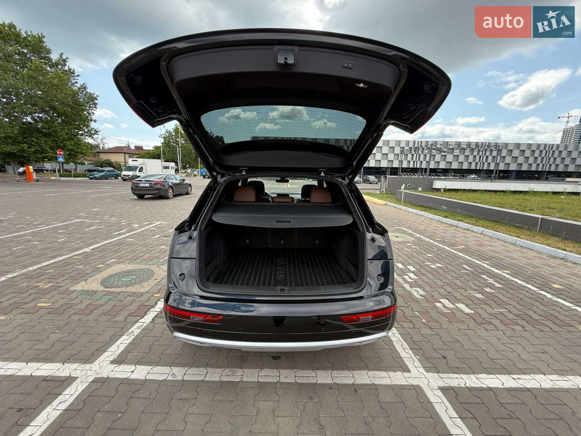 Audi Q5 2018 VIN WA1BNAFY2J2209365 фото оголошення 2 з 17
