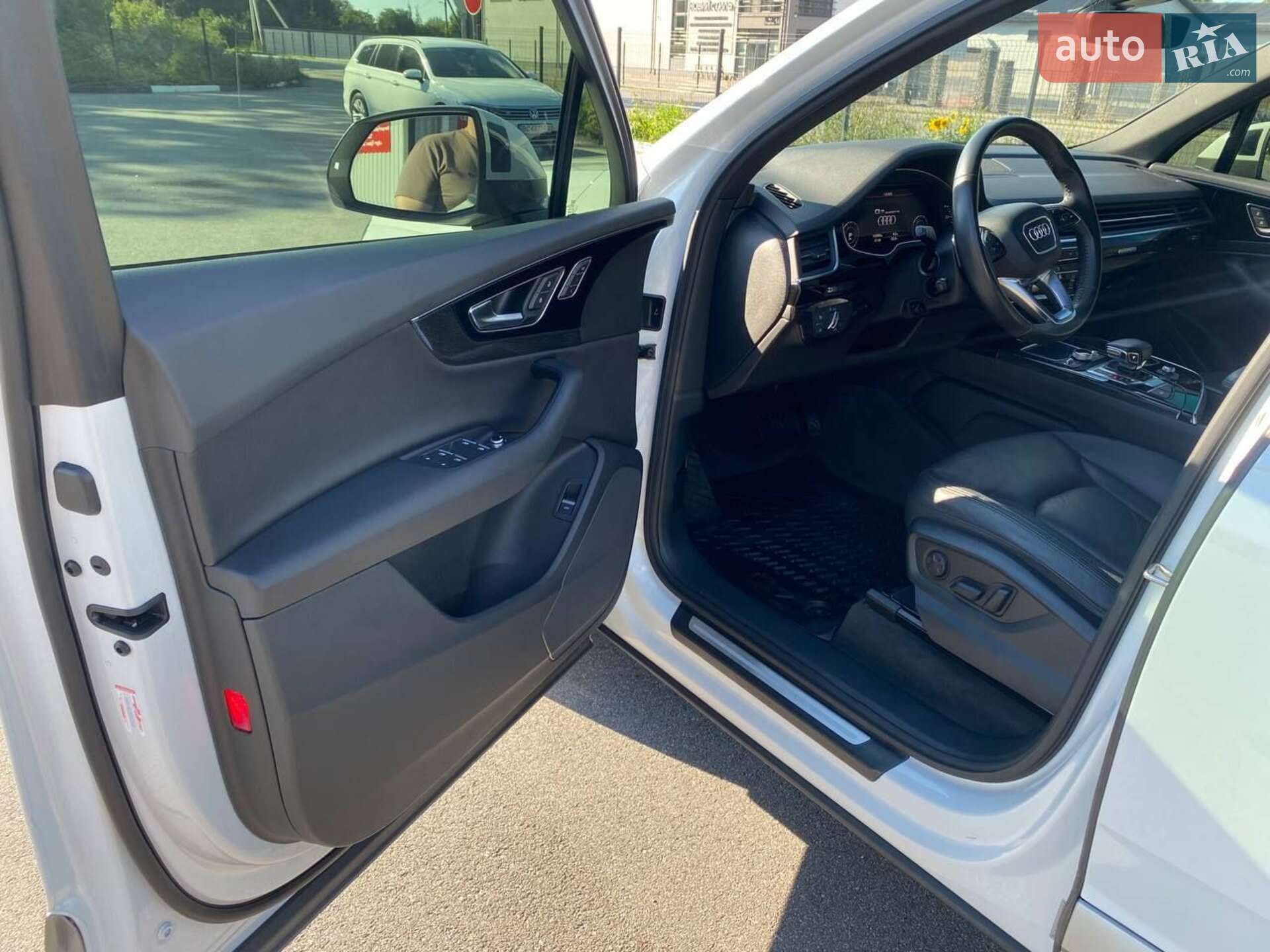 Audi Q7 2016 VIN WA1LAAF72HD037893 фото оголошення 24 з 38