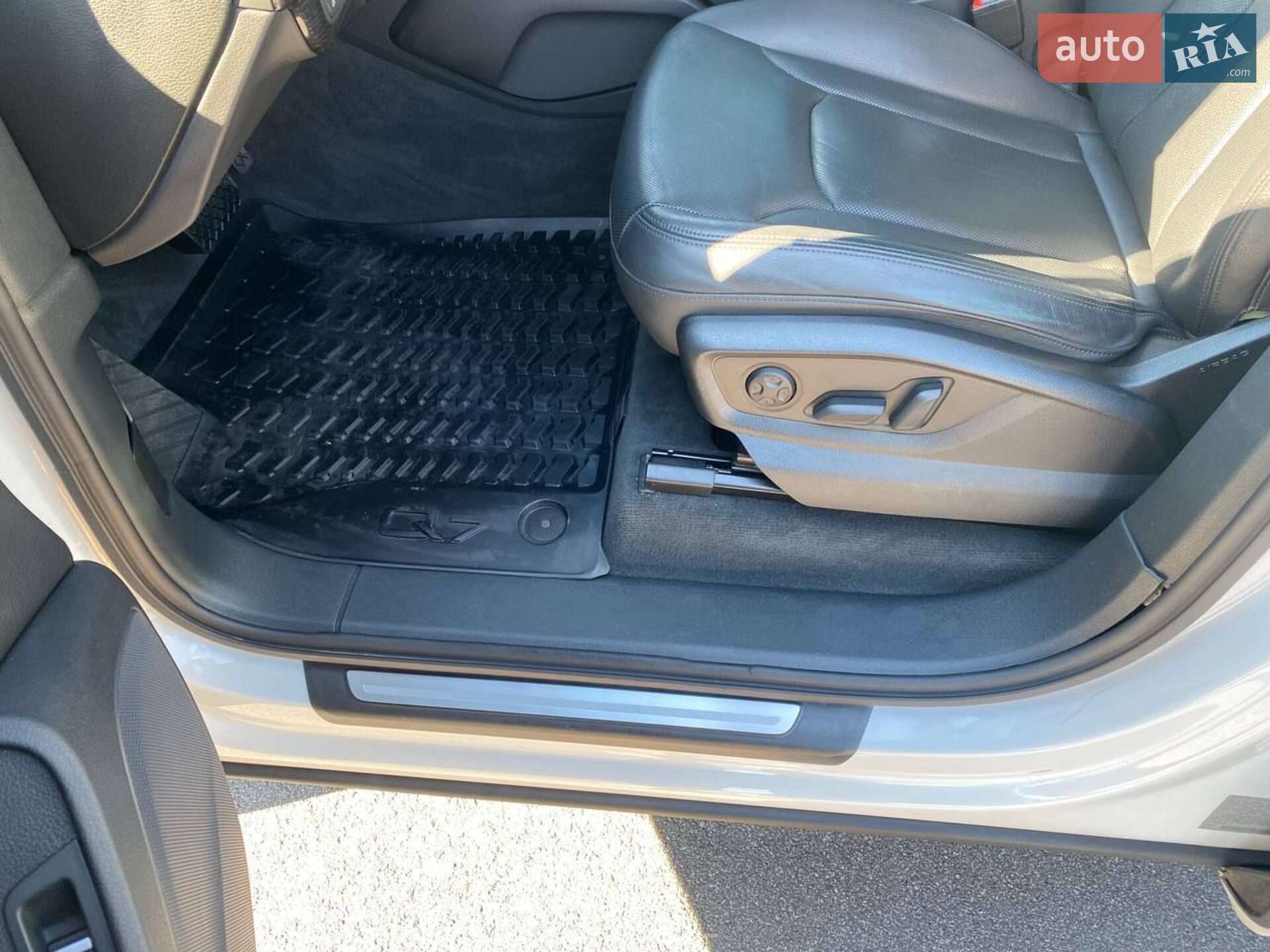 Audi Q7 2016 VIN WA1LAAF72HD037893 фото оголошення 26 з 38