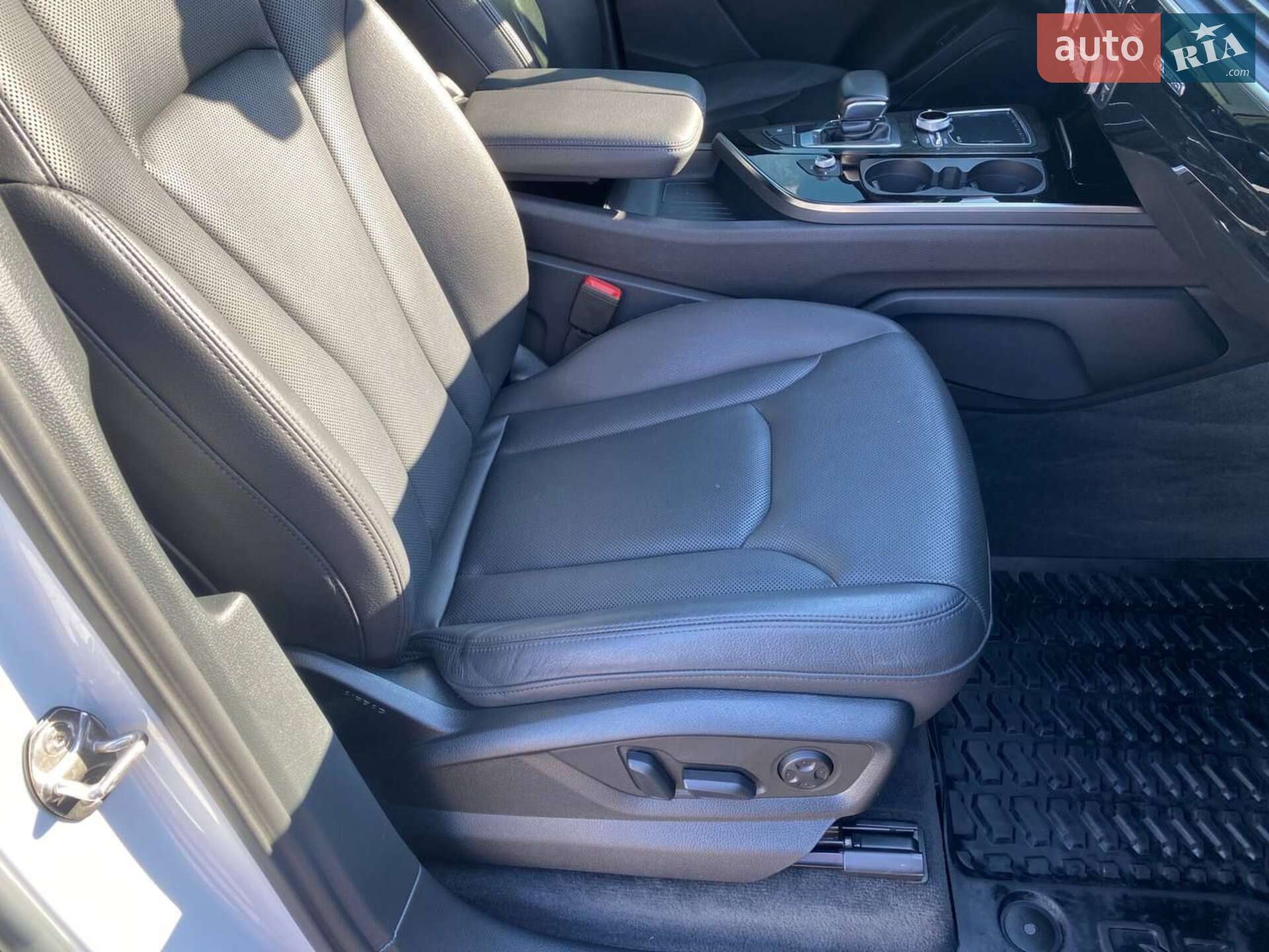 Audi Q7 2016 VIN WA1LAAF72HD037893 фото оголошення 32 з 38