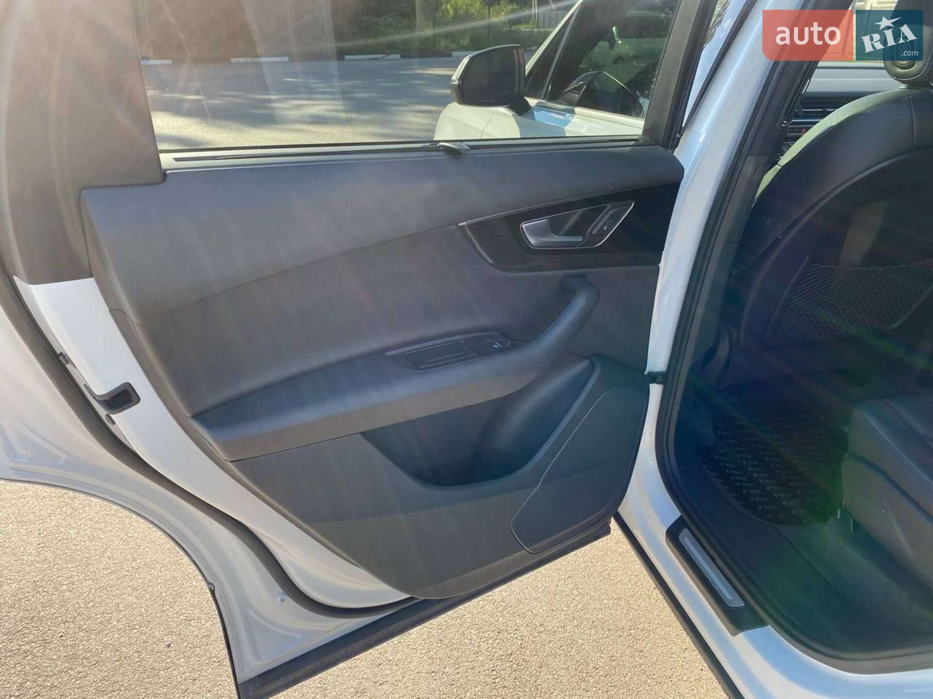 Audi Q7 2016 VIN WA1LAAF72HD037893 фото оголошення 22 з 68