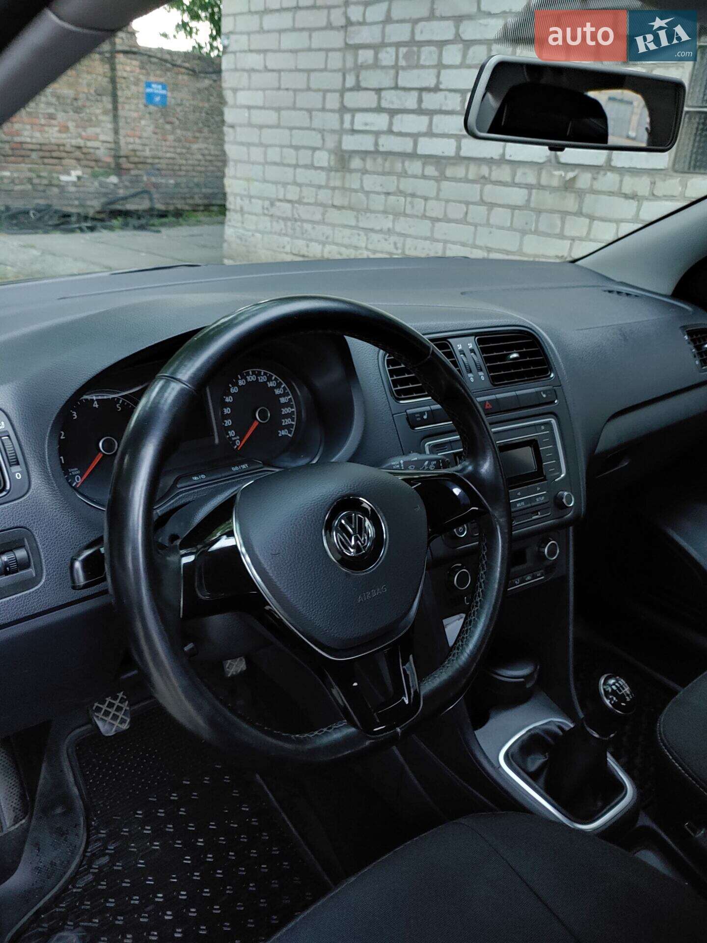Volkswagen Polo 2017 VIN XW8ZZZ61ZHG055943 фото оголошення 2 з 7