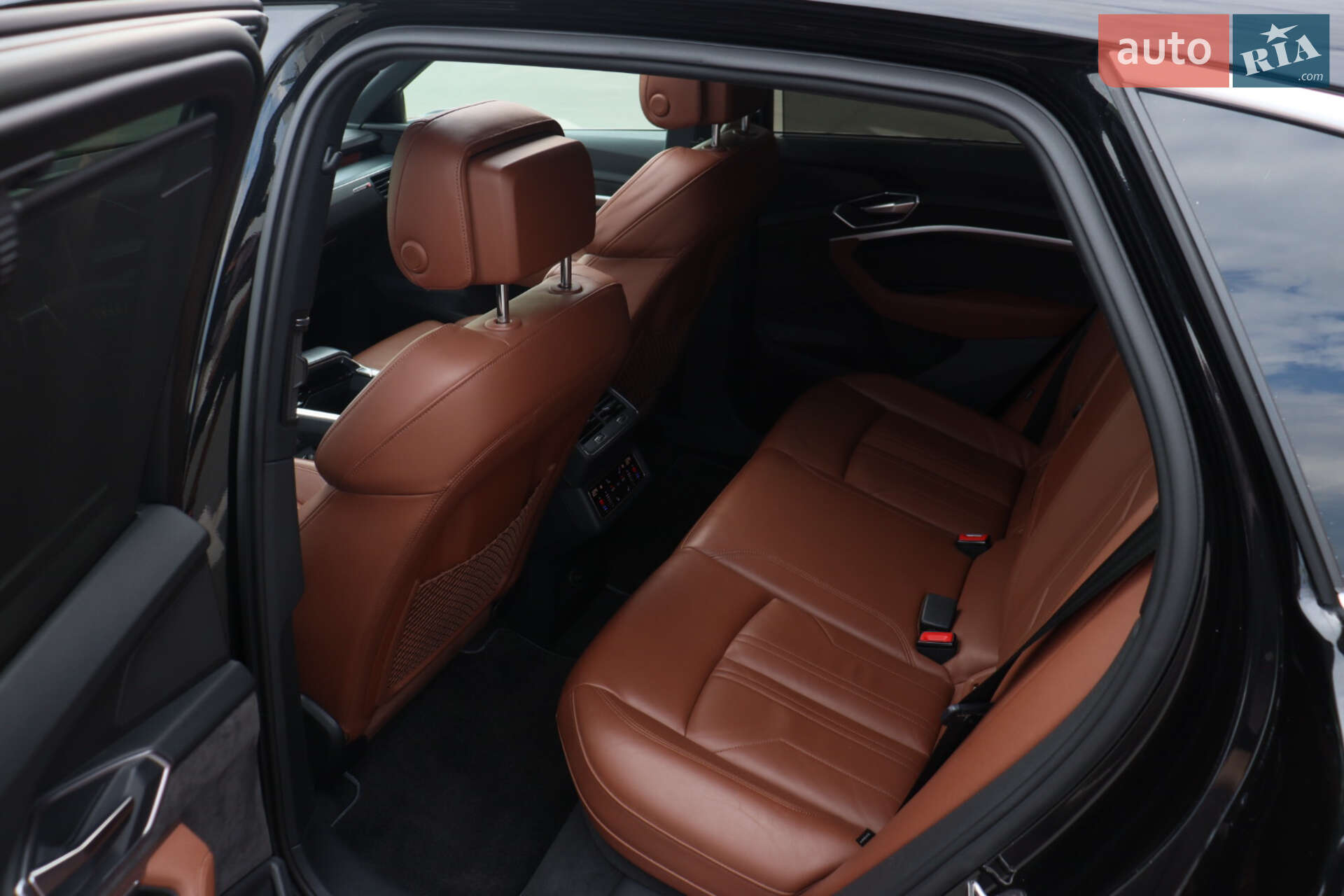 Audi e-tron 2019 VIN WAUZZZGE4KB013597 фото оголошення 19 з 43