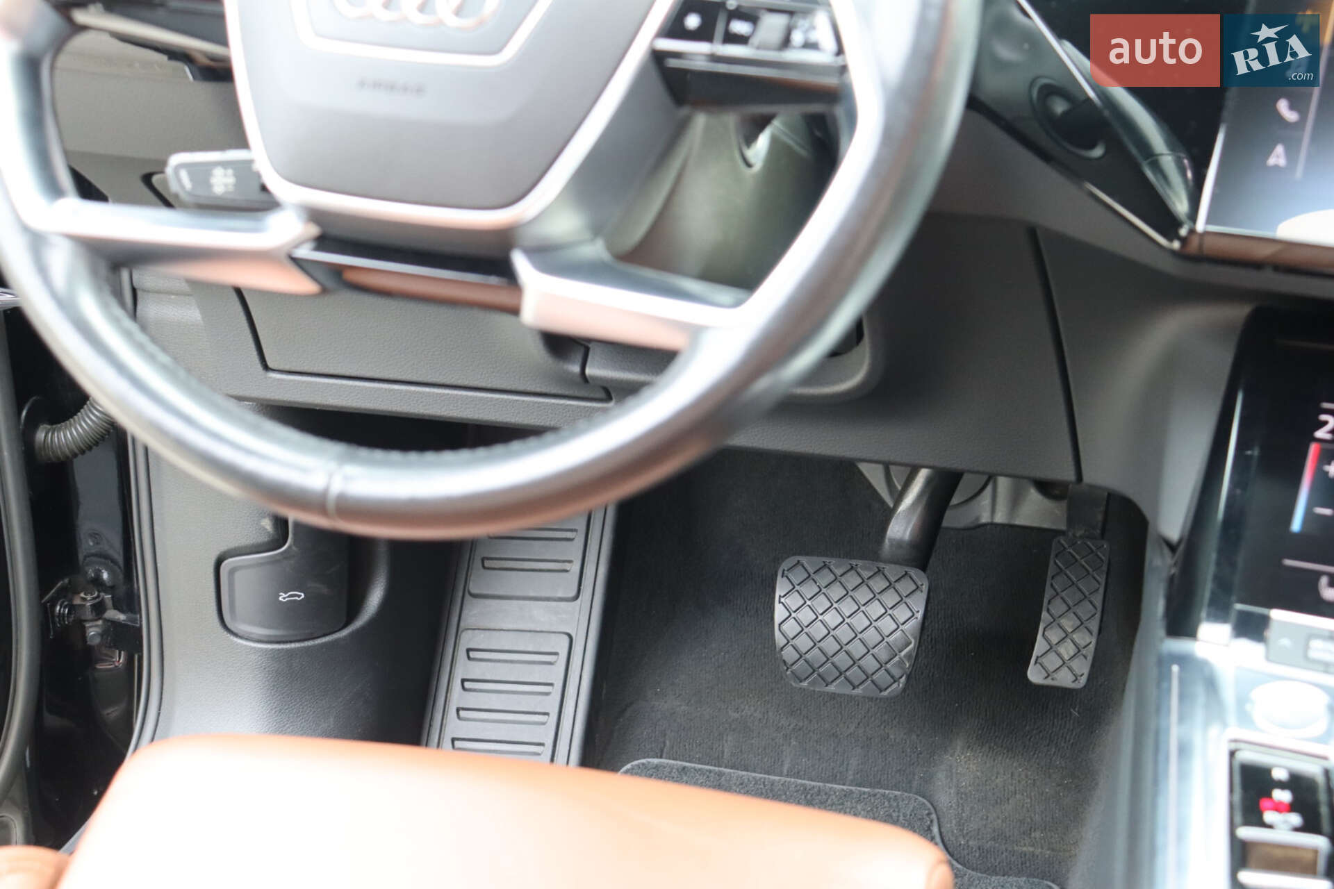 Audi e-tron 2019 VIN WAUZZZGE4KB013597 фото оголошення 35 з 43
