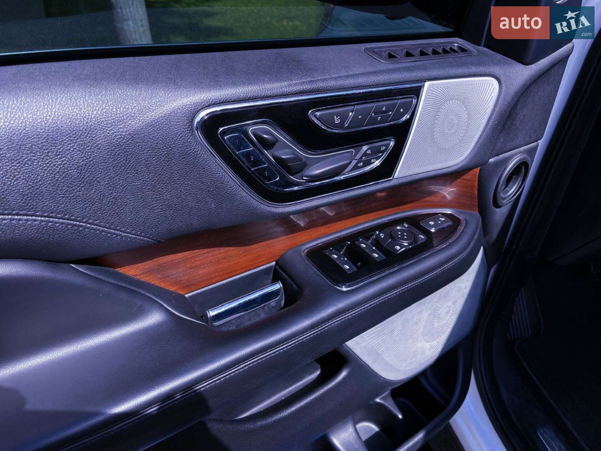Lincoln Navigator 2019 VIN 5LMJJ2LT1LEL00178 фото оголошення 18 з 25
