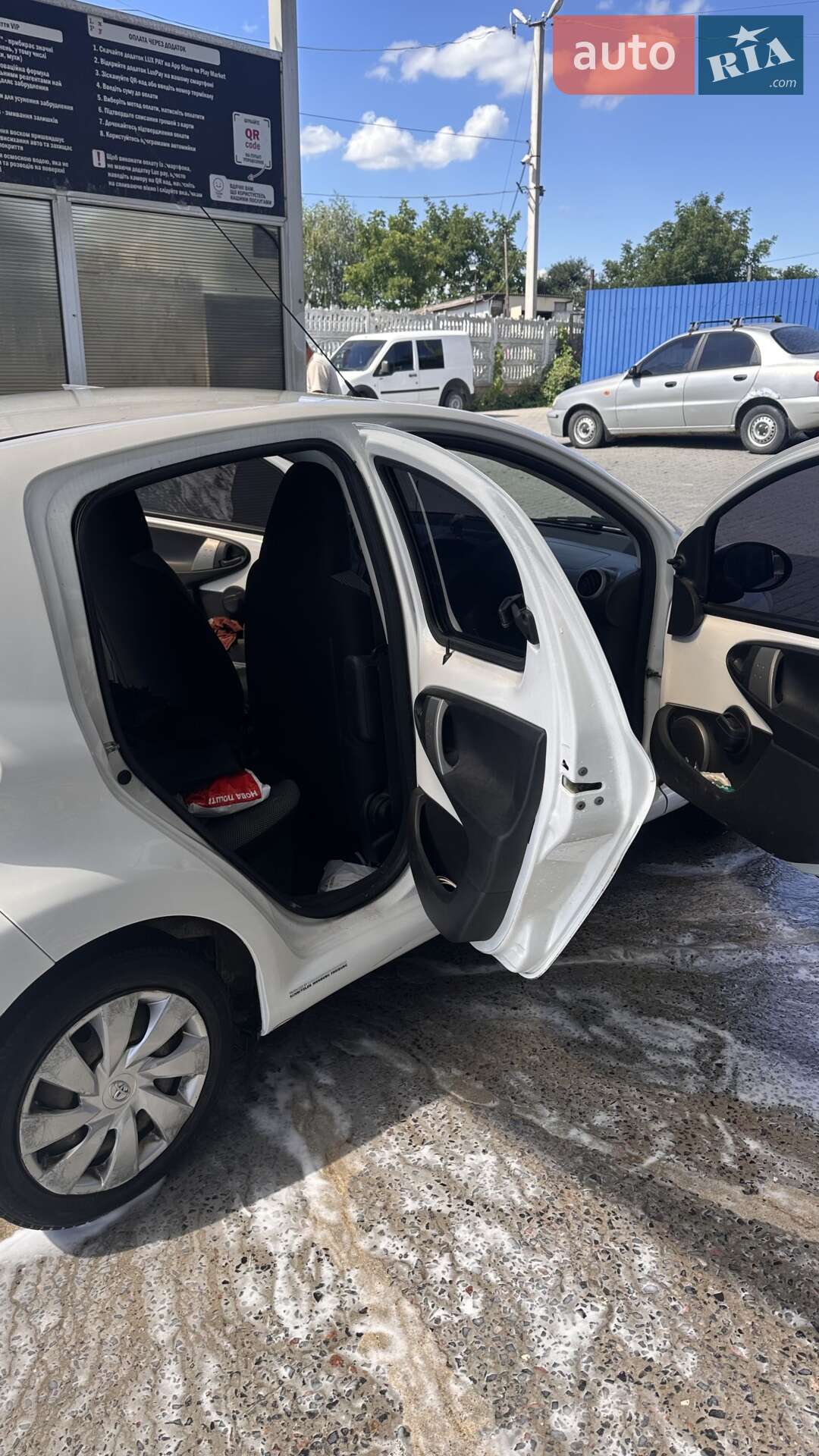 Toyota Aygo 2012 VIN JTDKG18C40N622905 фото оголошення 2 з 7