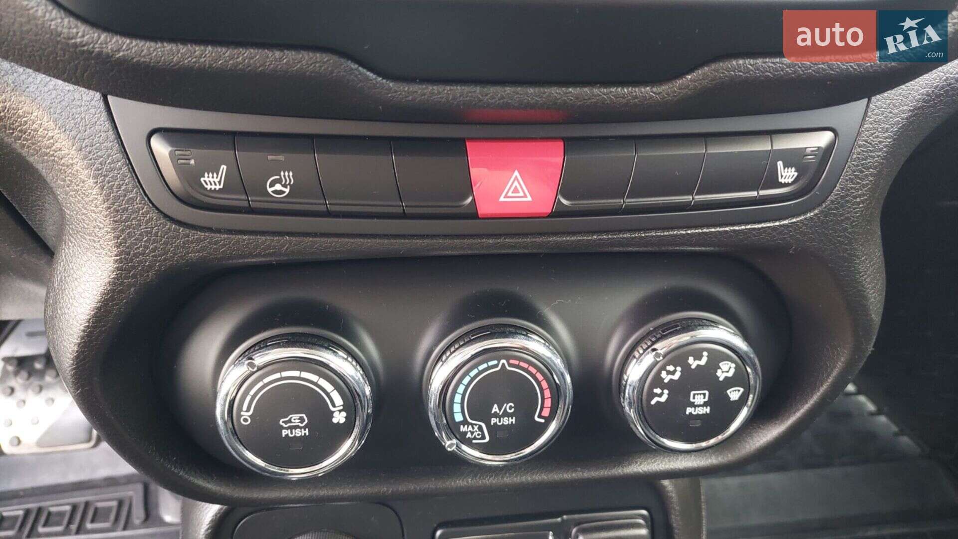 Jeep Renegade 2016 VIN ZACCJBBT8GPE35611 фото оголошення 25 з 42
