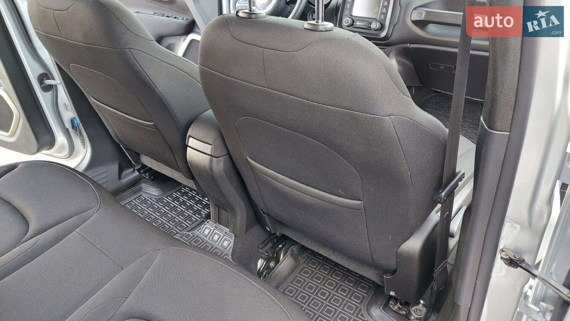 Jeep Renegade 2016 VIN ZACCJBBT8GPE35611 фото оголошення 33 з 42