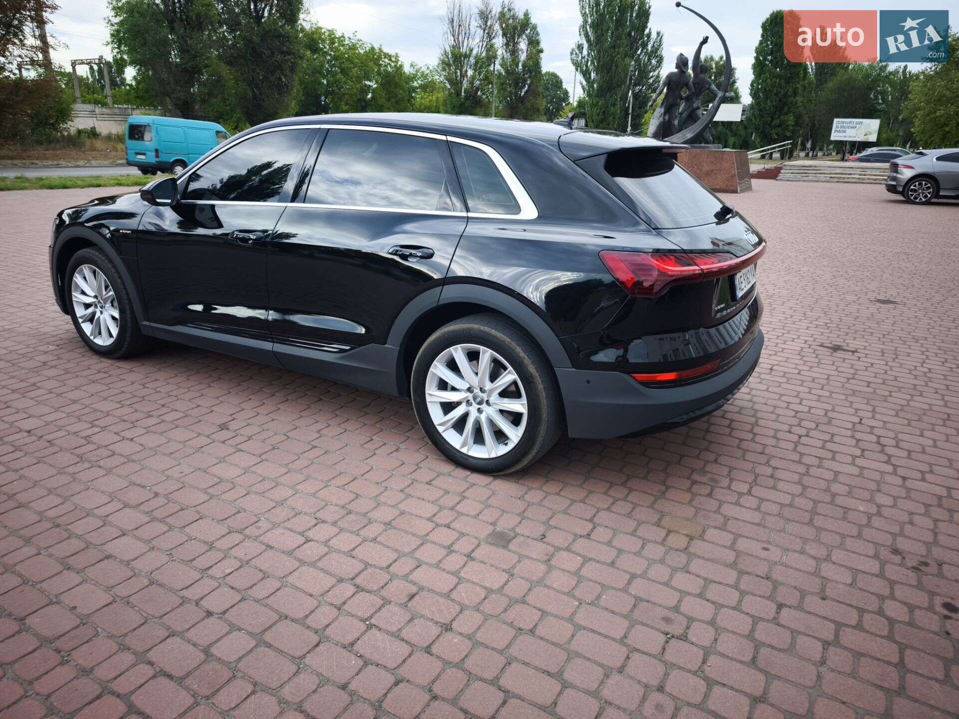Audi e-tron 2019 VIN WAUZZZGE4LB007493 фото оголошення 2 з 33