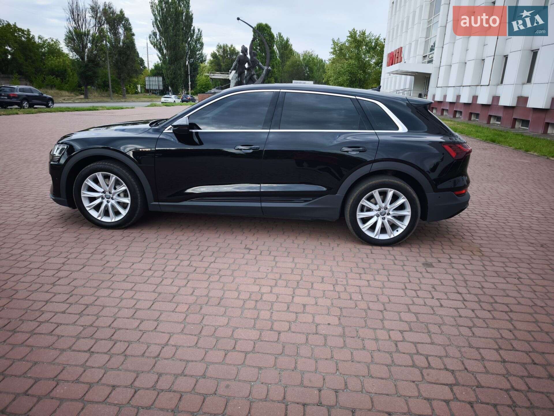 Audi e-tron 2019 VIN WAUZZZGE4LB007493 фото оголошення 5 з 33