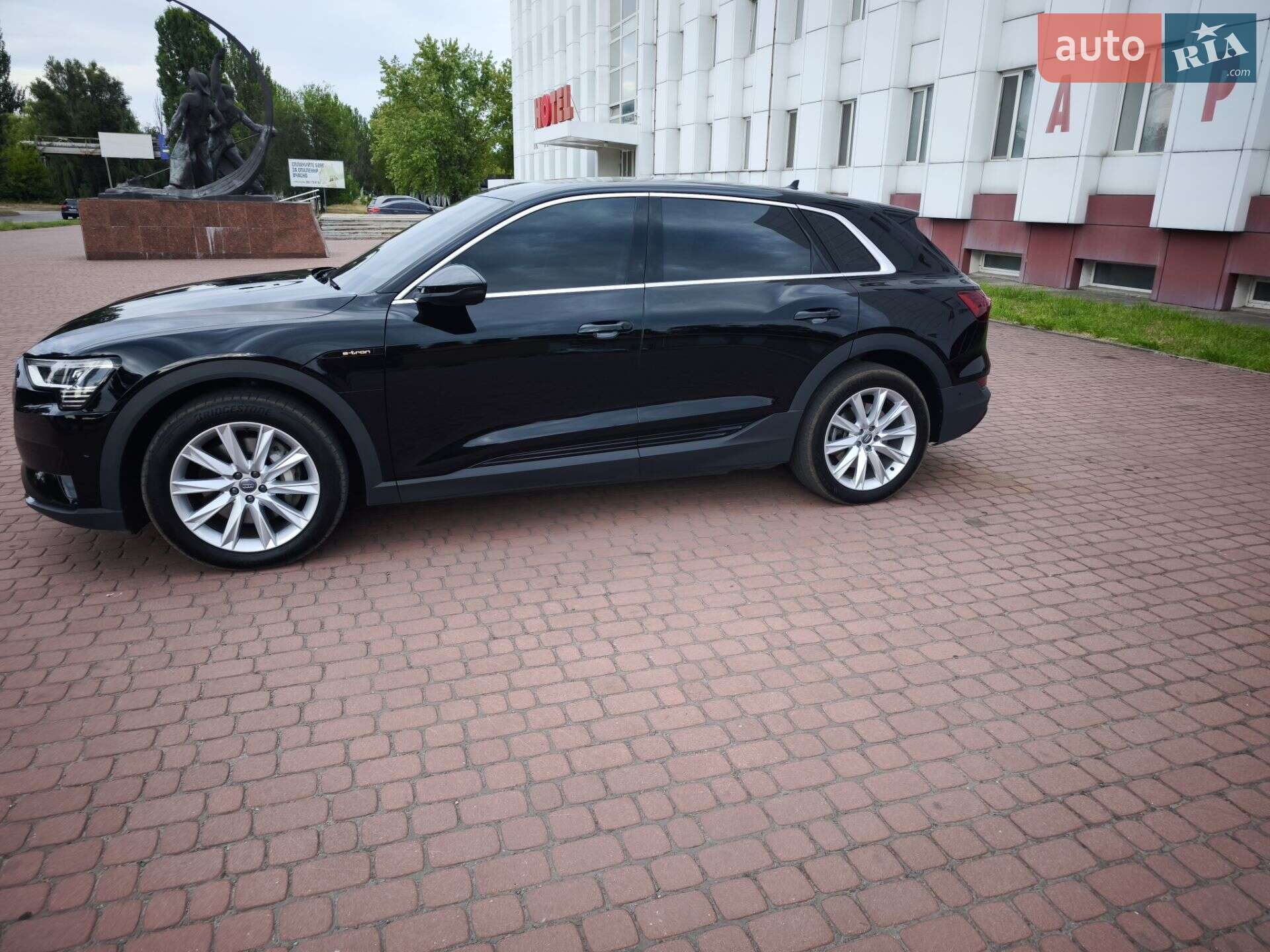Audi e-tron 2019 VIN WAUZZZGE4LB007493 фото оголошення 8 з 33
