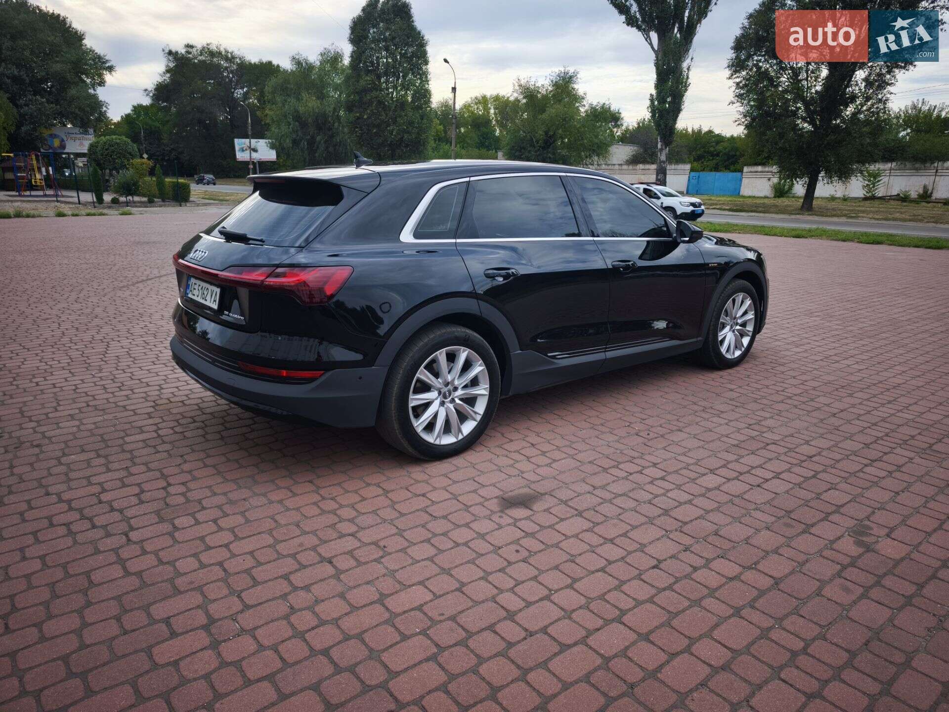 Audi e-tron 2019 VIN WAUZZZGE4LB007493 фото оголошення 16 з 33