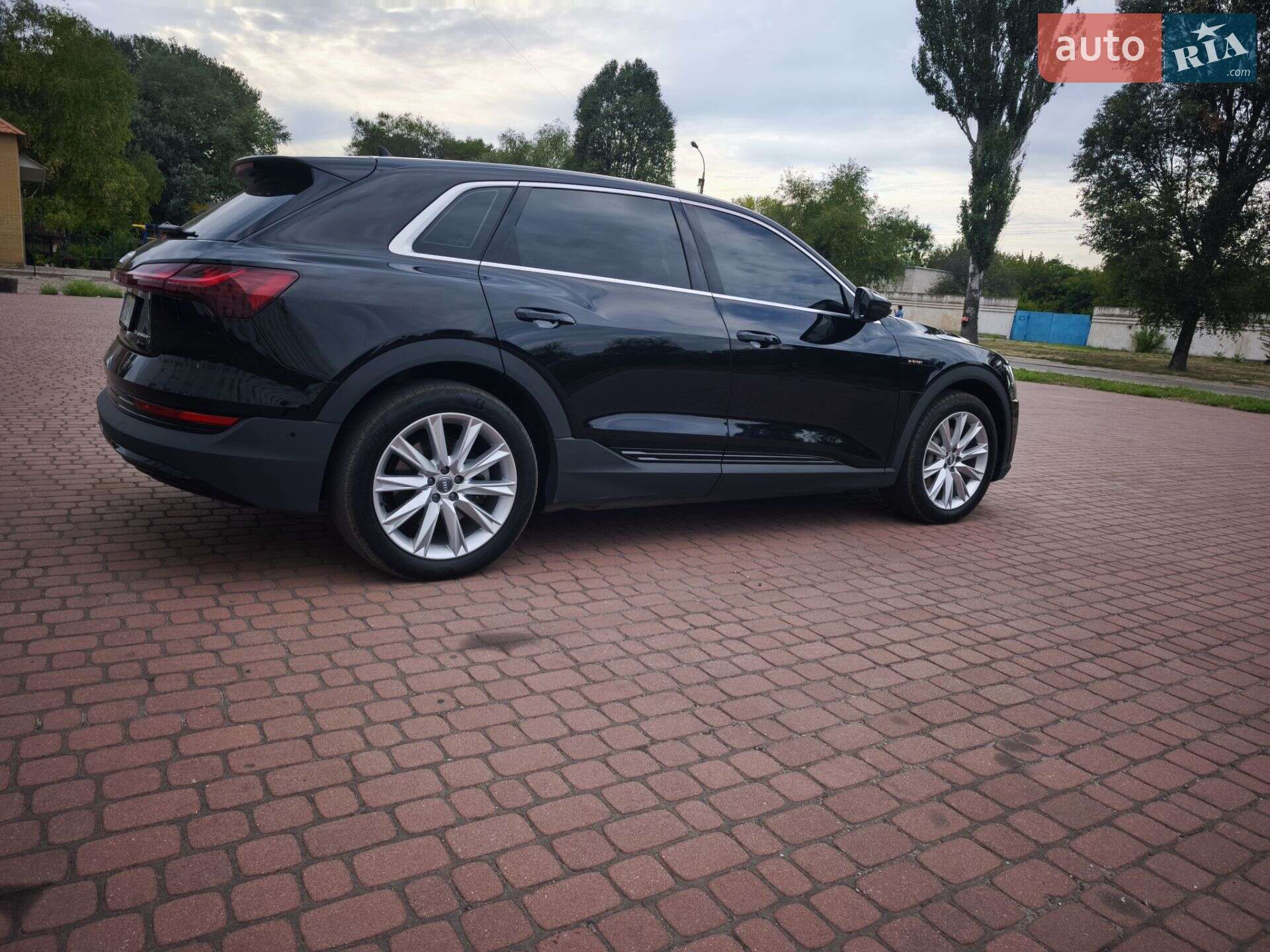 Audi e-tron 2019 VIN WAUZZZGE4LB007493 фото оголошення 14 з 33
