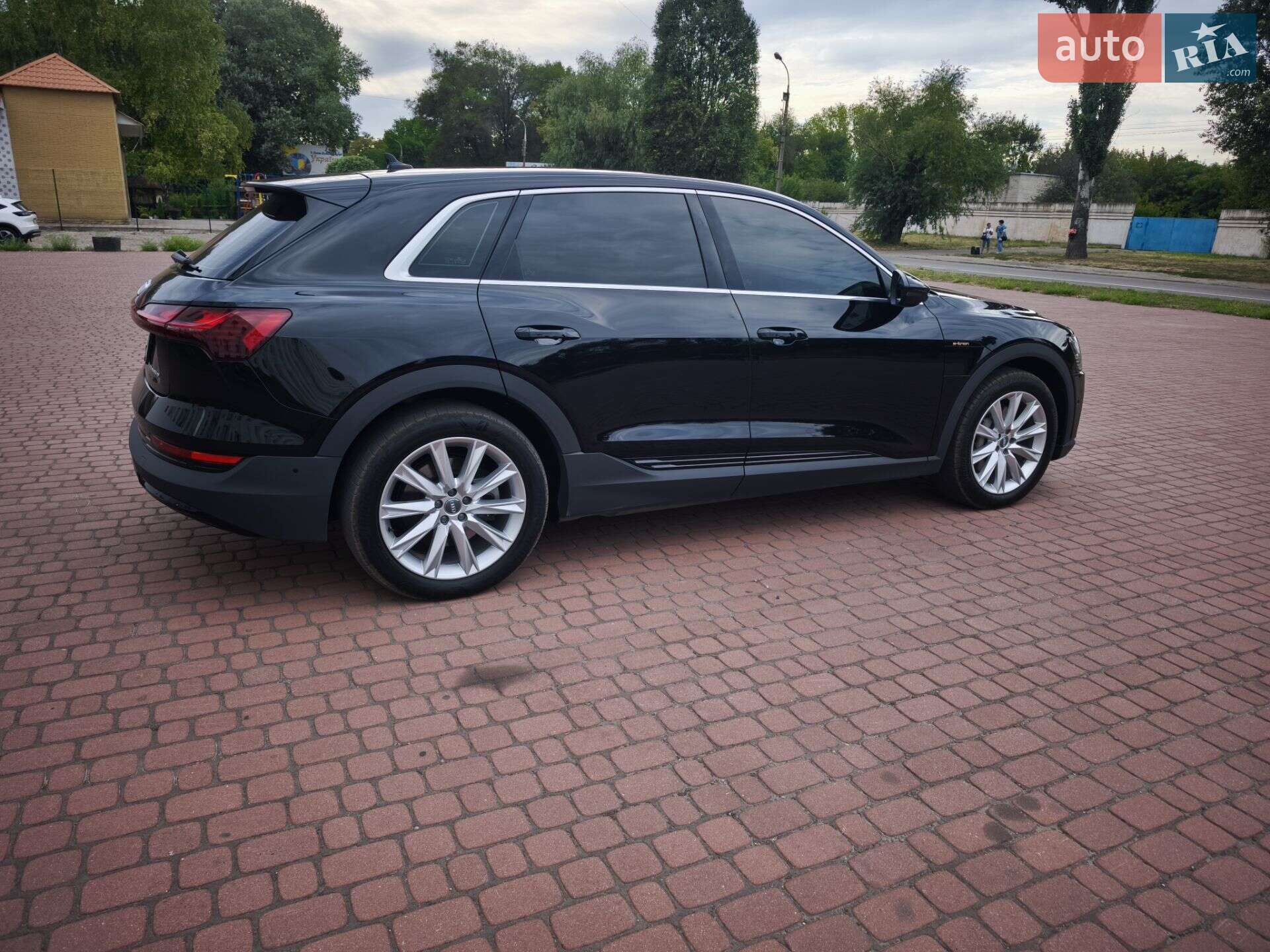 Audi e-tron 2019 VIN WAUZZZGE4LB007493 фото оголошення 17 з 33