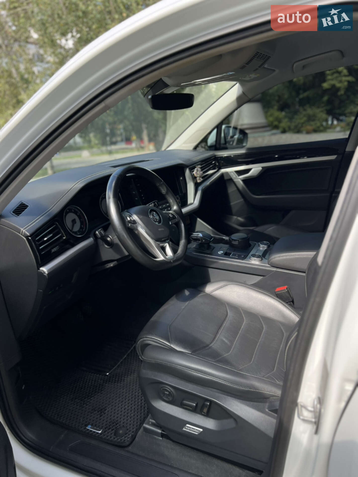 Volkswagen Touareg 2019 VIN WVGZZZCRZLD019603 фото оголошення 8 з 18