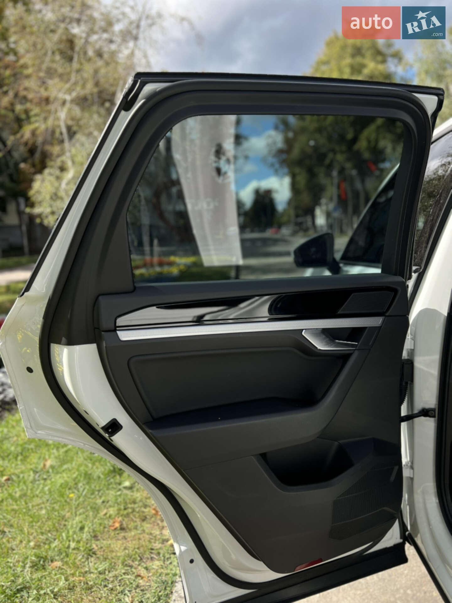 Volkswagen Touareg 2019 VIN WVGZZZCRZLD019603 фото оголошення 14 з 18