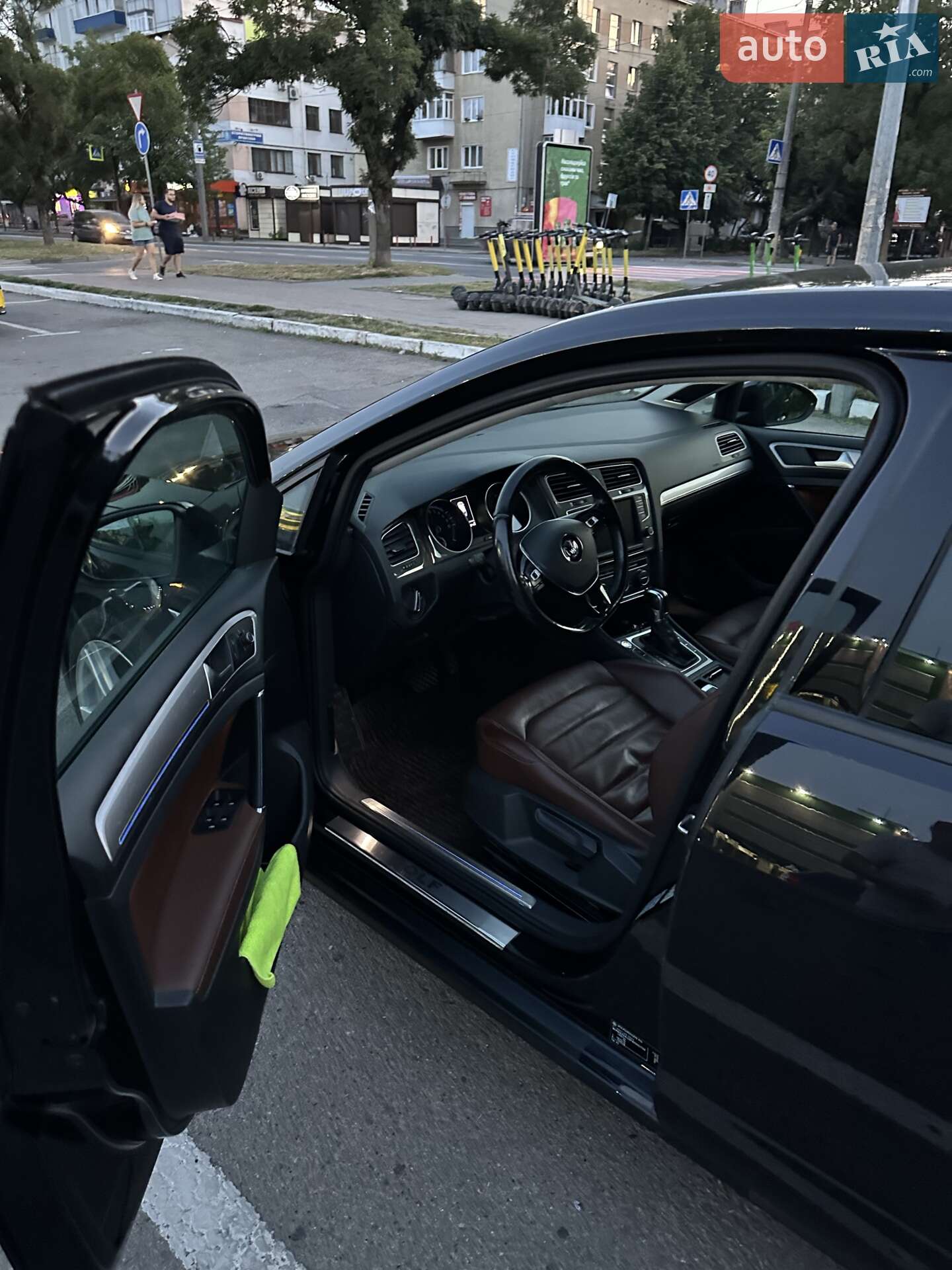 Volkswagen e-Golf 2014 VIN WVWZZZAUZFW900700 фото оголошення 9 з 13
